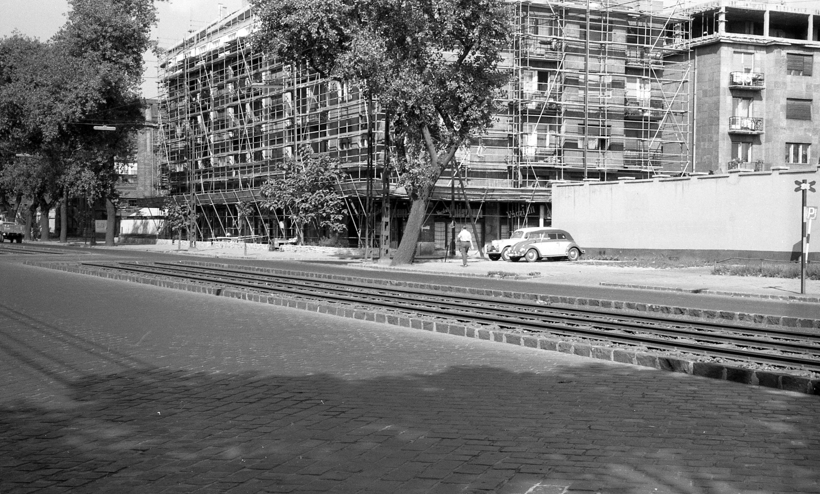 Hungary, Budapest XIII., szemben középen a Váci út 47., jobbra az Apály utca sarkon a Halásztanya vendéglő., 1963, FŐMTERV, Budapest, rails, Fortepan #251844