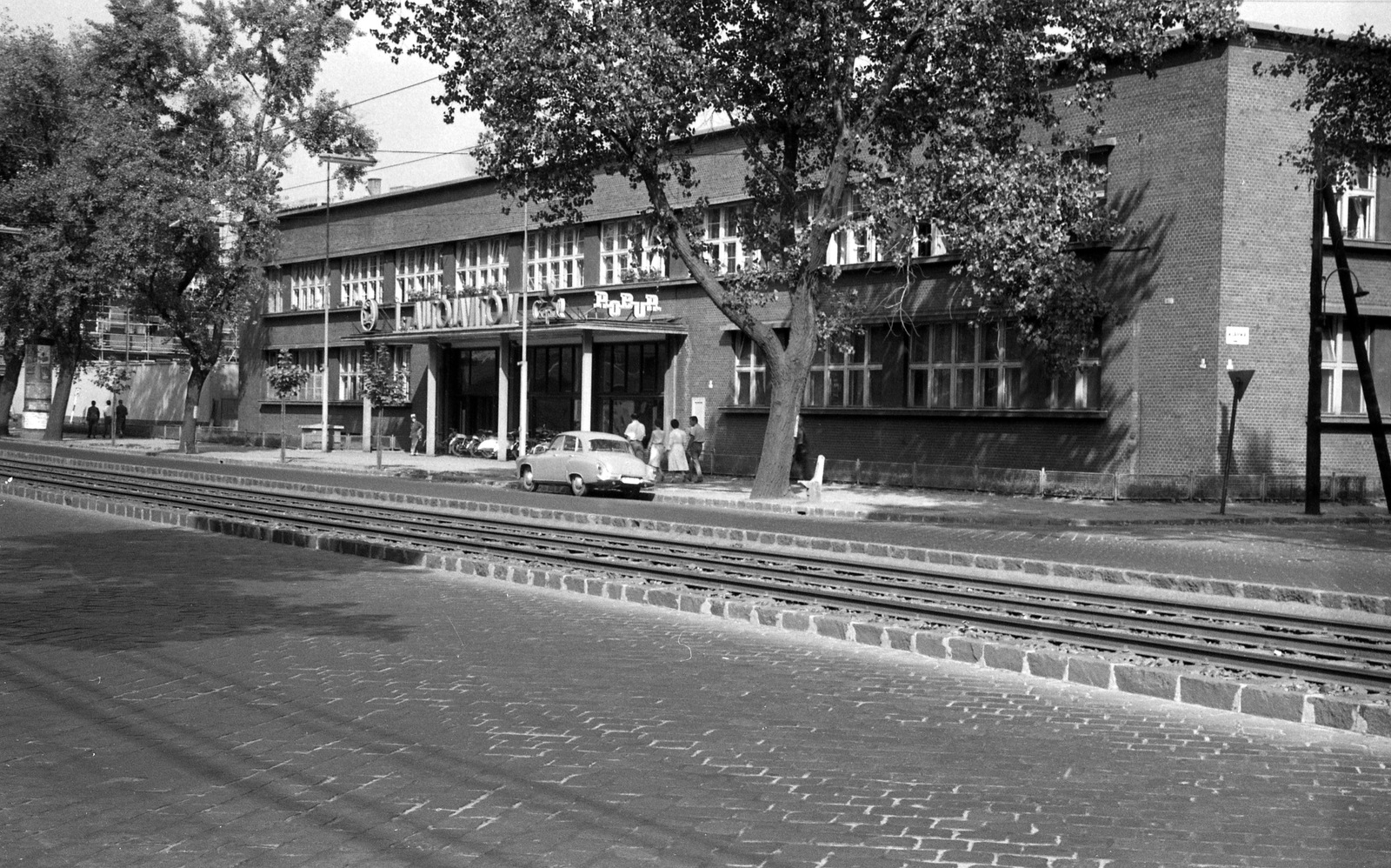 Hungary, Budapest XIII., Váci út, szemben a 45. számú épületben I. sz. Autójavító Vállalat, jobbra a Klapka utca., 1963, FŐMTERV, Budapest, szervíz, rails, Fortepan #251845
