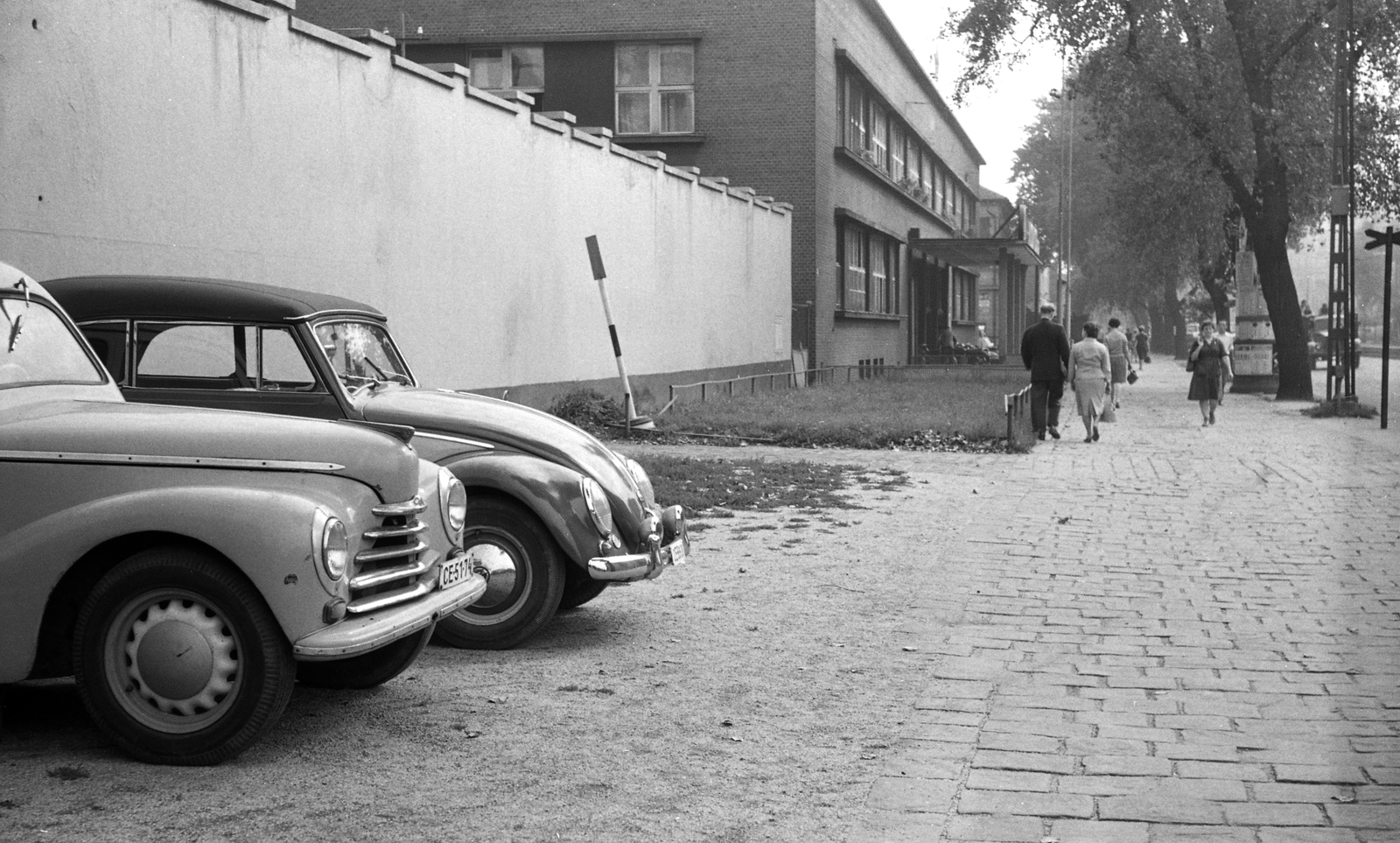 Hungary, Budapest XIII., Váci út, a felvétel a 45.számú alatti I. sz. Autójavító Vállalat előtt készült., 1963, FŐMTERV, number plate, Volkswagen Beetle, Budapest, Fortepan #251852