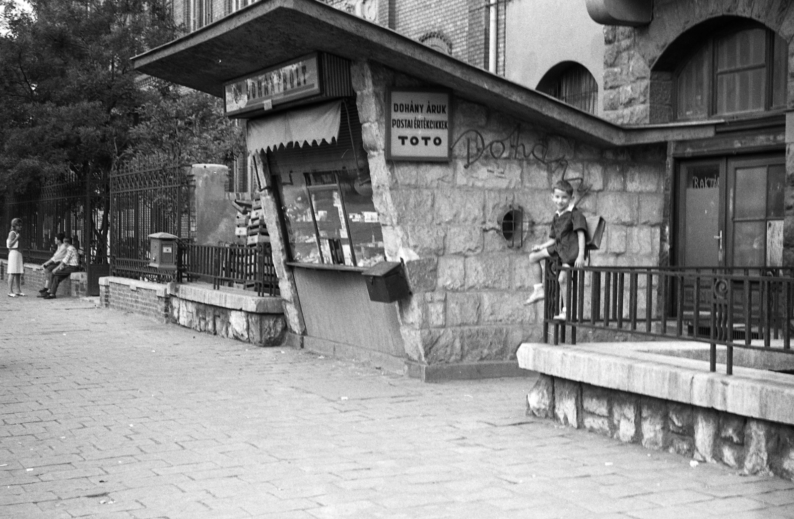 Hungary, Budapest XIII., trafik a Váci út 87. számú ház előtt, háttérben a Váci út 89. szám alatti Általános Iskola (később Károlyi Mihály Két Tanítási Nyelvű Közgazdasági Szakközépiskola)., 1963, FŐMTERV, tobacco shop, Budapest, Fortepan #251858