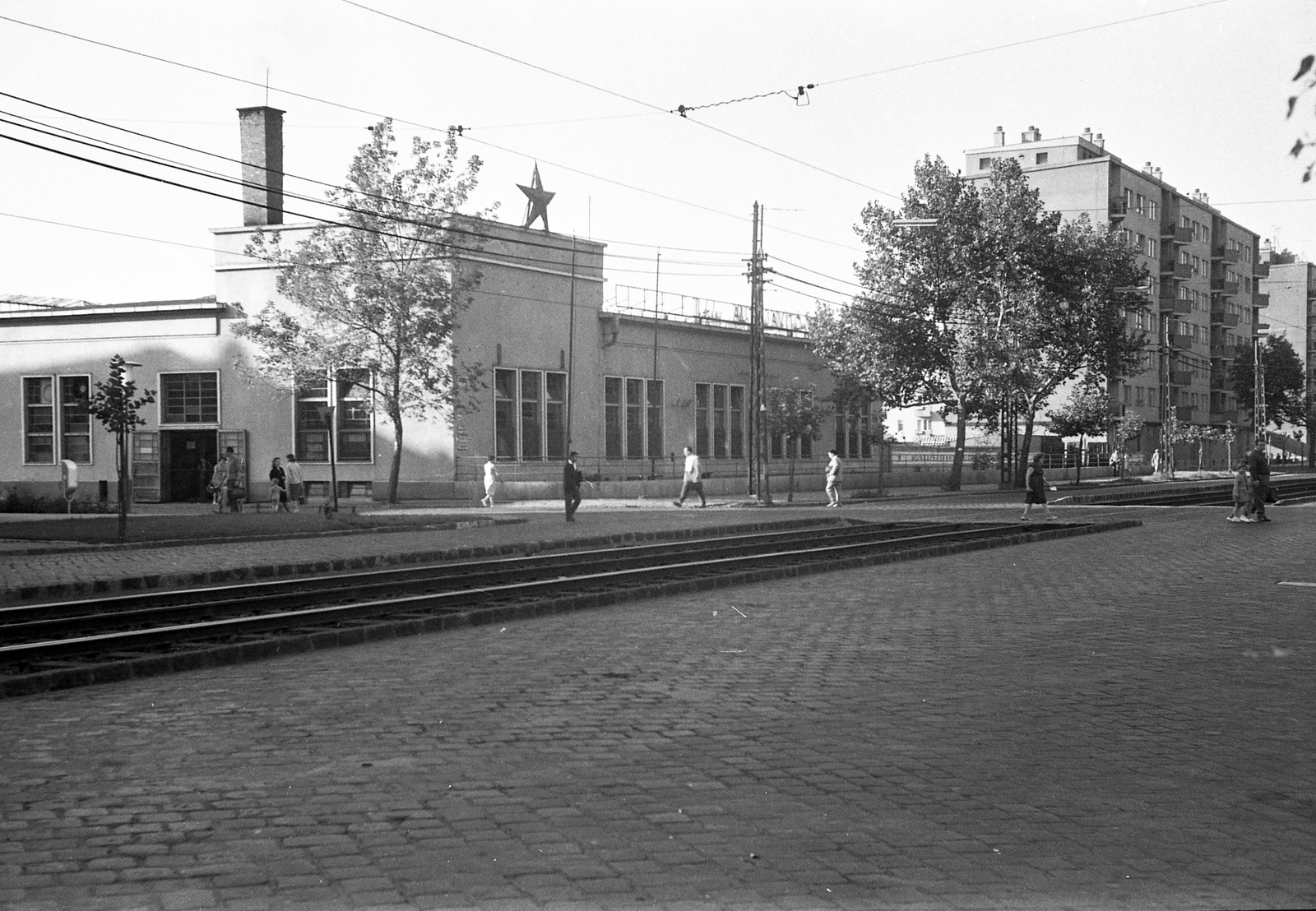 Magyarország, Budapest XIII., Váci út, szemben a II. számú Autójavító Vállalat a Révész utca sarkán., 1963, FŐMTERV, Domonkos Endre, Budapest, sínpálya, Fortepan #251864