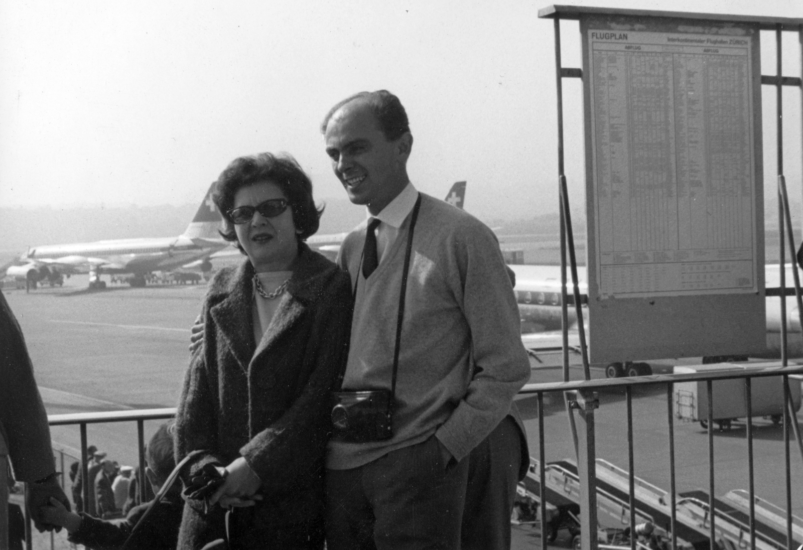 Switzerland, Zurich, a zürichi repülőtér (Flughafen Zürich, korábban Flughafen Zürich-Kloten)., 1960, Fortepan, portrait, flying, airplane, camera, Swissair airlines, Fortepan #25188