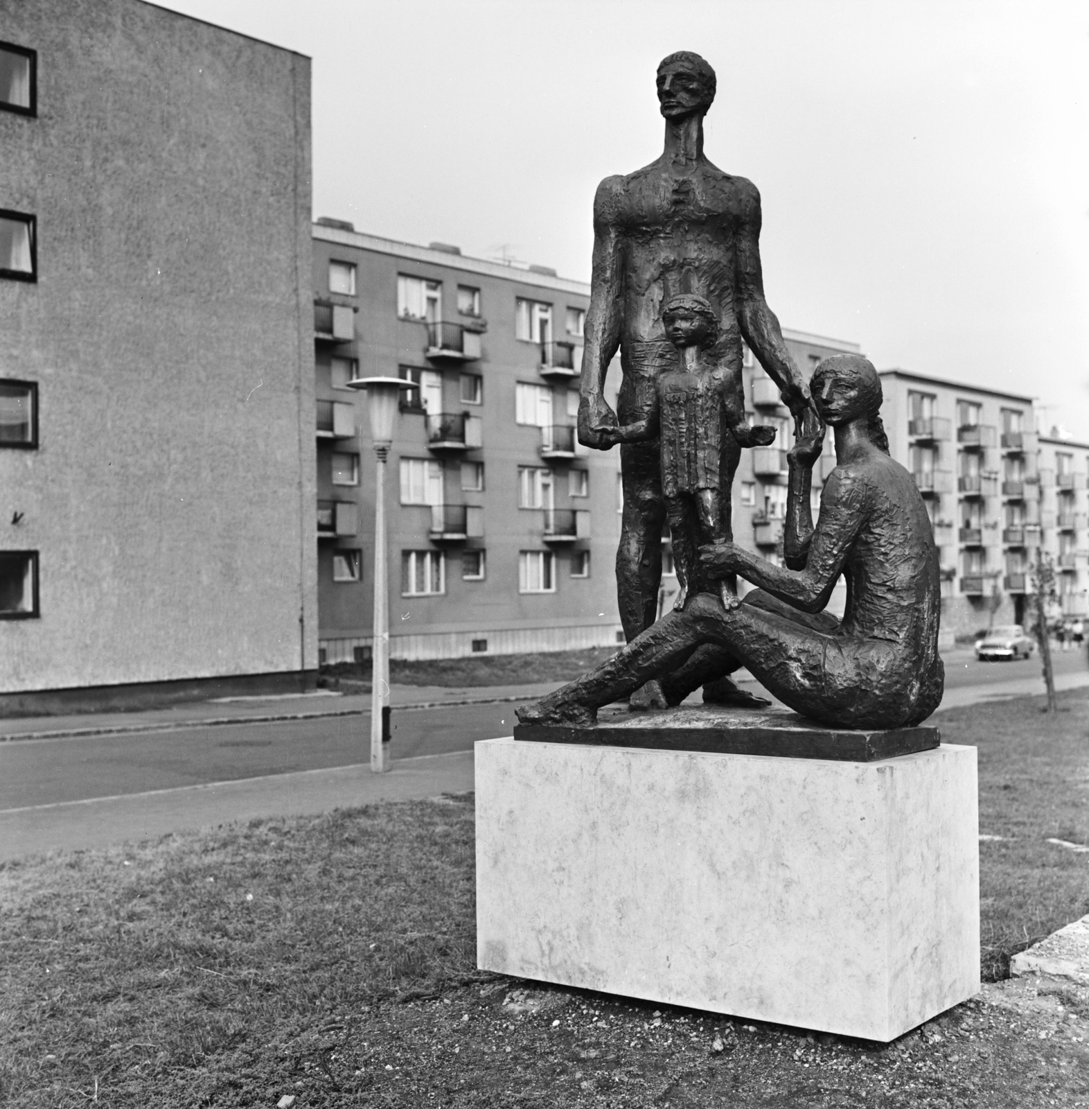 Hungary, Óbuda, Budapest III., Gyenes utca - Bécsi út sarok, előtérben Somogyi József szobrászművész alkotása a Család (1963)., 1963, FŐMTERV, Budapest, Fortepan #251886