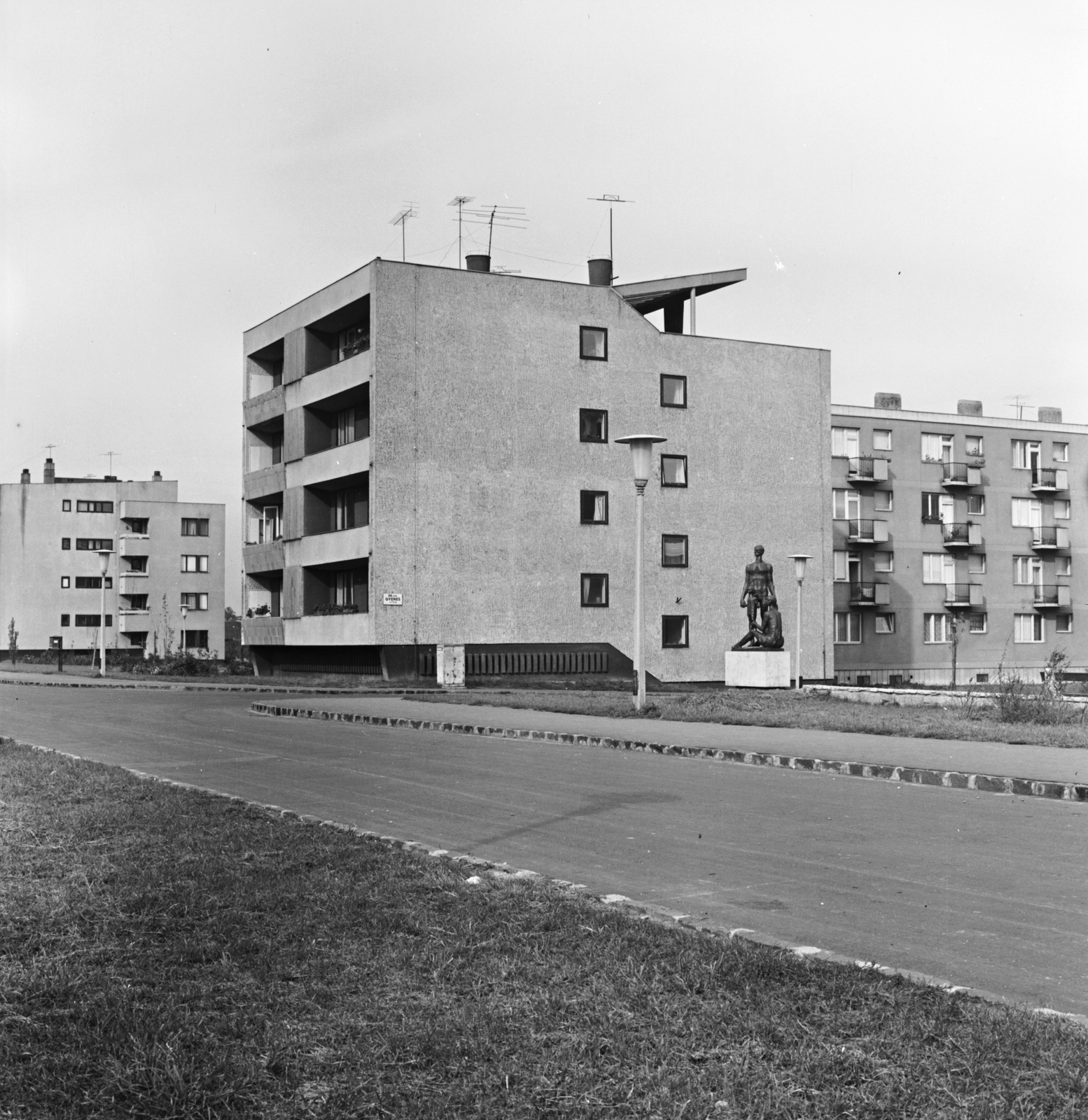 Hungary, Óbuda, Budapest III., Kísérleti lakótelep, Bécsi út - Gyenes utca sarok, Somogyi József szobrászművész alkotása a Család (1963)., 1963, FŐMTERV, Budapest, Fortepan #251887