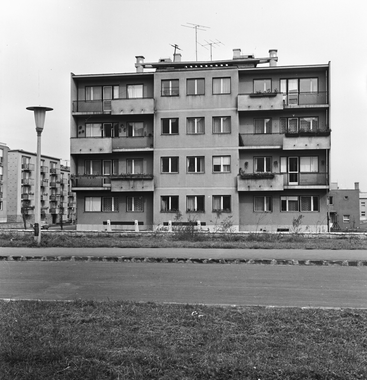 Magyarország, Óbuda, Budapest III., Kísérleti lakótelep, a Gyenes utca 22. számú ház Bécsi úti felőli homlokzata., 1963, FŐMTERV, Domonkos Endre, Budapest, Fortepan #251889