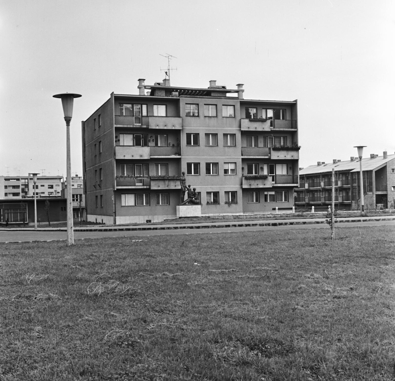 Hungary, Óbuda, Budapest III., Kísérleti lakótelep, a Gyenes utca, szemben középen a 22. számú ház Bécsi út felőli homlokzata, előtte Somogyi József szobrászművész alkotása a Család (1963)., 1963, FŐMTERV, Budapest, Fortepan #251891