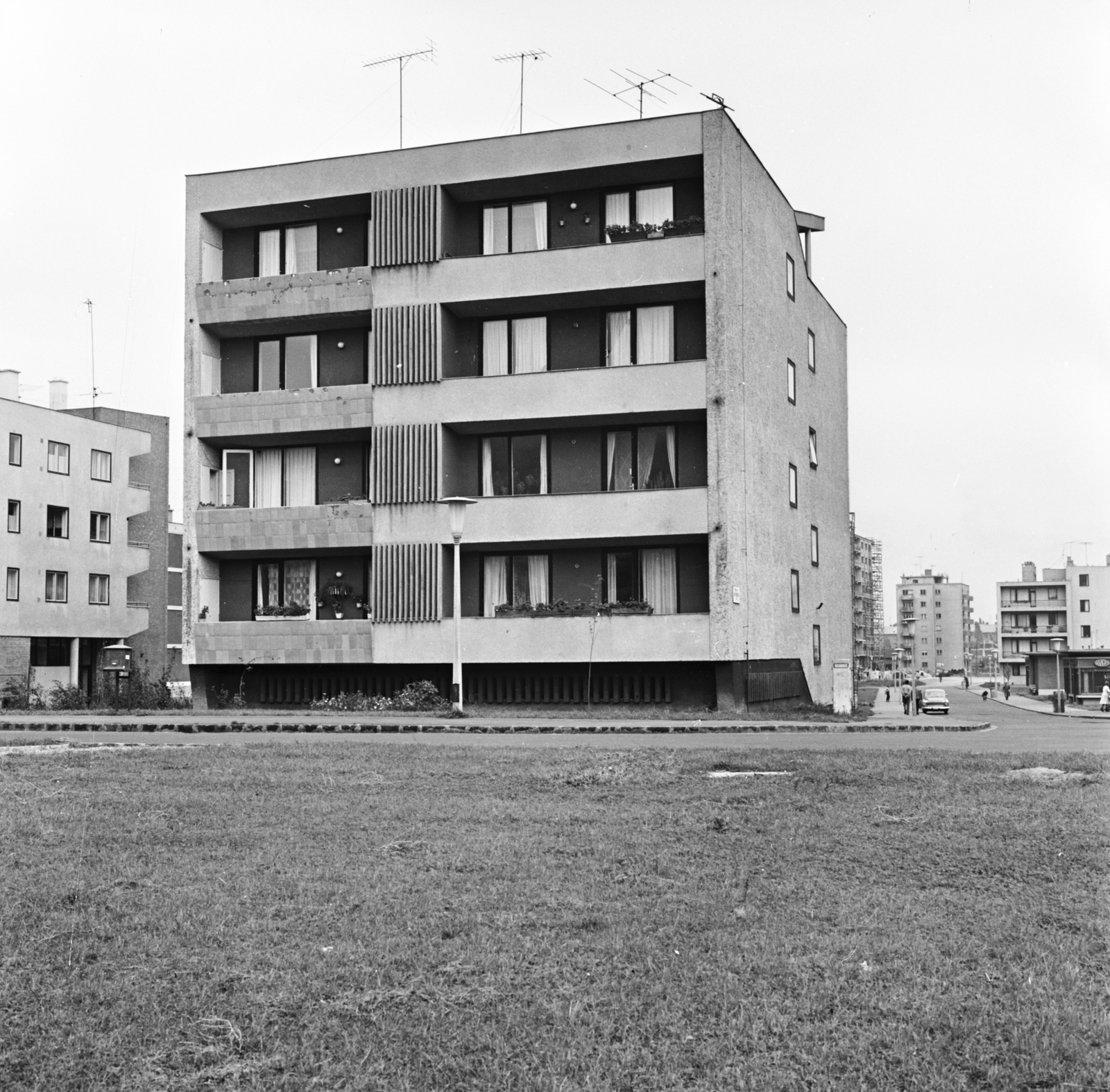 Hungary, Óbuda, Budapest III., Kísérleti lakótelep, jobbra a Gyenes utca, szemben középen a 17. számú ház Bécsi út felőli homlokzata., 1963, FŐMTERV, Budapest, Fortepan #251892