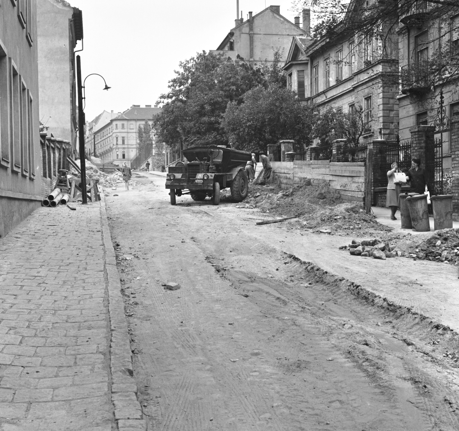 Hungary, Budapest XII., a Kiss János altábornagy utca Győri út - Alkotás utca közötti szakasza, csatorna építés., 1963, FŐMTERV, Budapest, Fortepan #251897