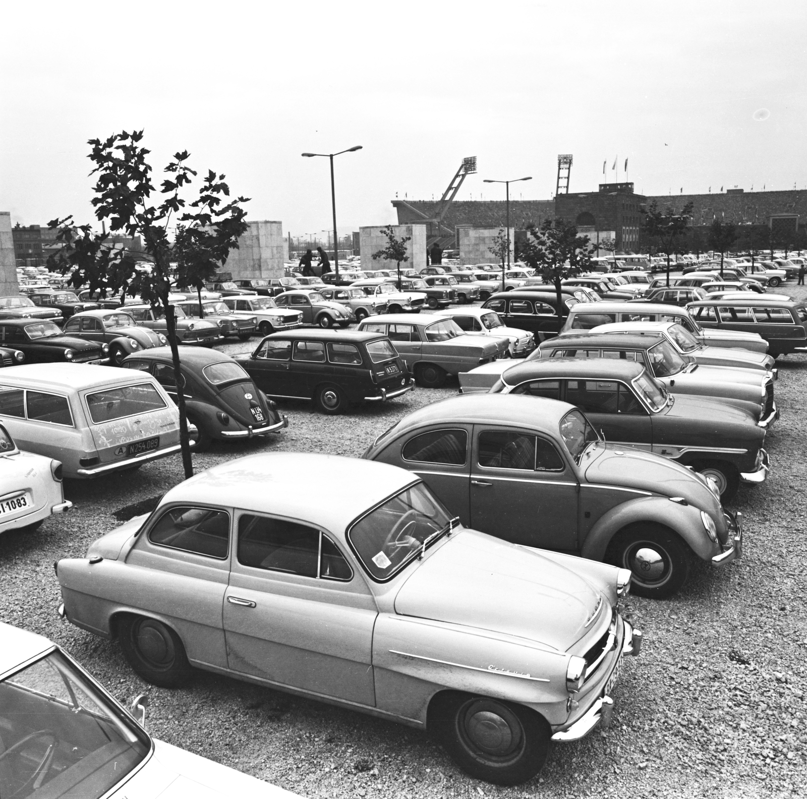 Hungary, Budapest XIV., a Népstadion melletti szoborkertben kialakított parkoló, a Magyarország - Ausztria (2:1) mérkőzés alkalmával, 1963. október 27-én., 1963, FŐMTERV, Volkswagen Beetle, Budapest, car park, Fortepan #251909