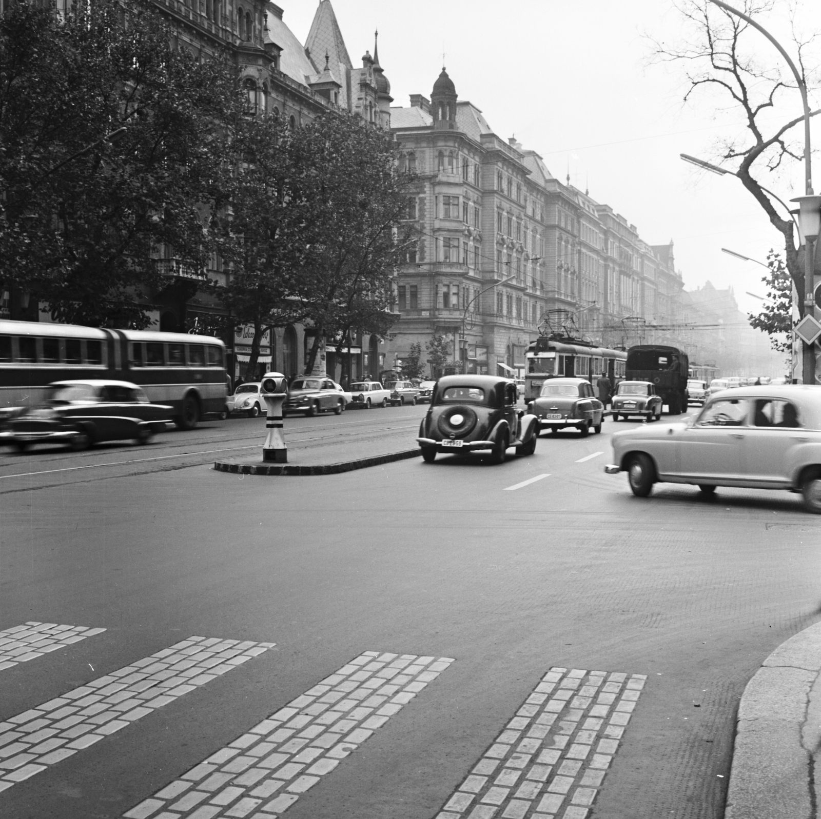 Hungary, Budapest VI.,Budapest VII., Teréz (Lenin) körút a Dohnányi Ernő (Szófia) utca felől a Király (Majakovszkij) utca felé nézve., 1963, FŐMTERV, Budapest, Mercedes W120, american brand, Fortepan #251917