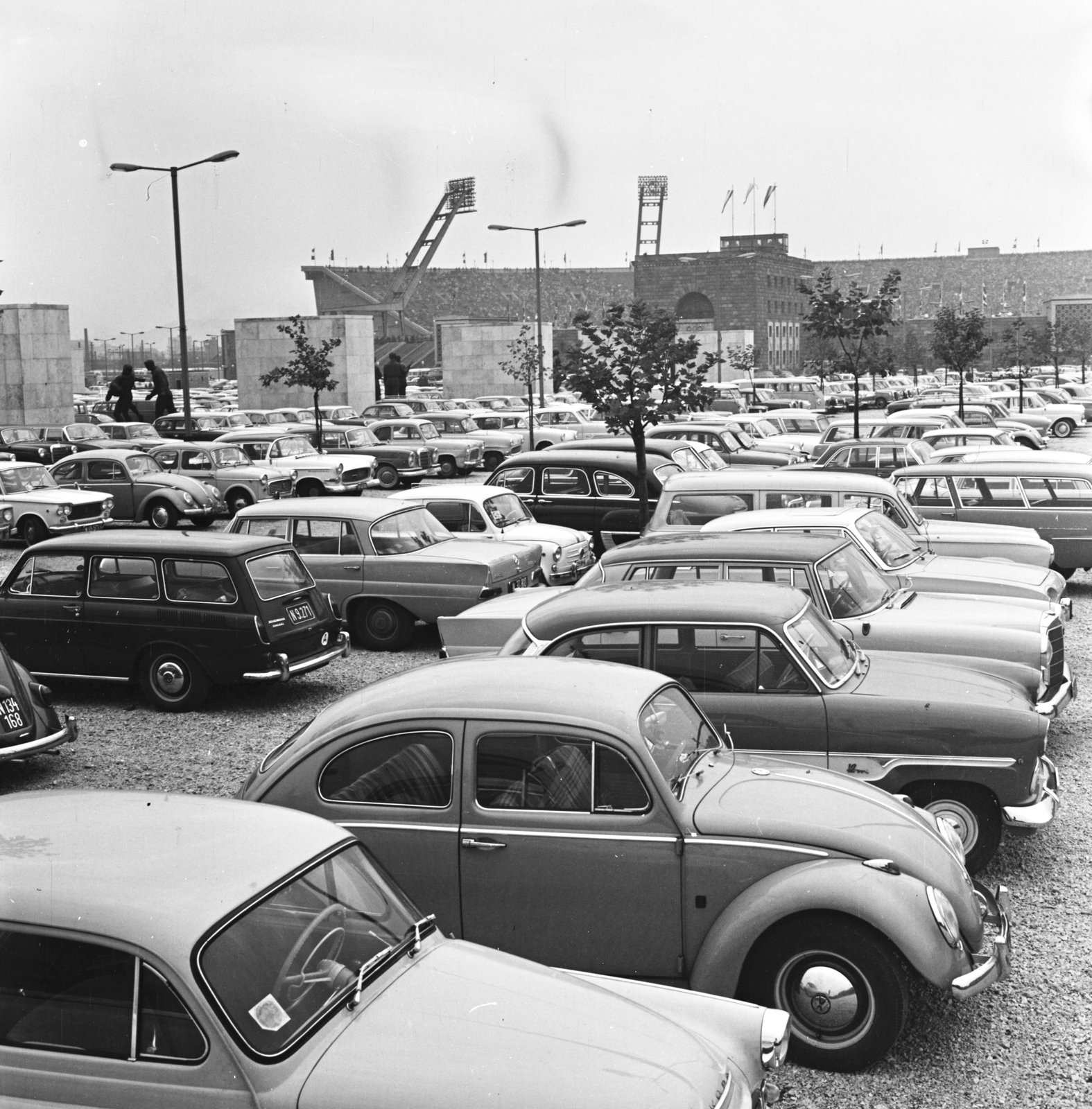 Hungary, Budapest XIV., a Magyarország - Ausztria (2:1) mérkőzés alkalmával, 1963. október 27-én, a Népstadion melletti szoborkertben kialakított parkoló., 1963, FŐMTERV, Budapest, Fortepan #251925