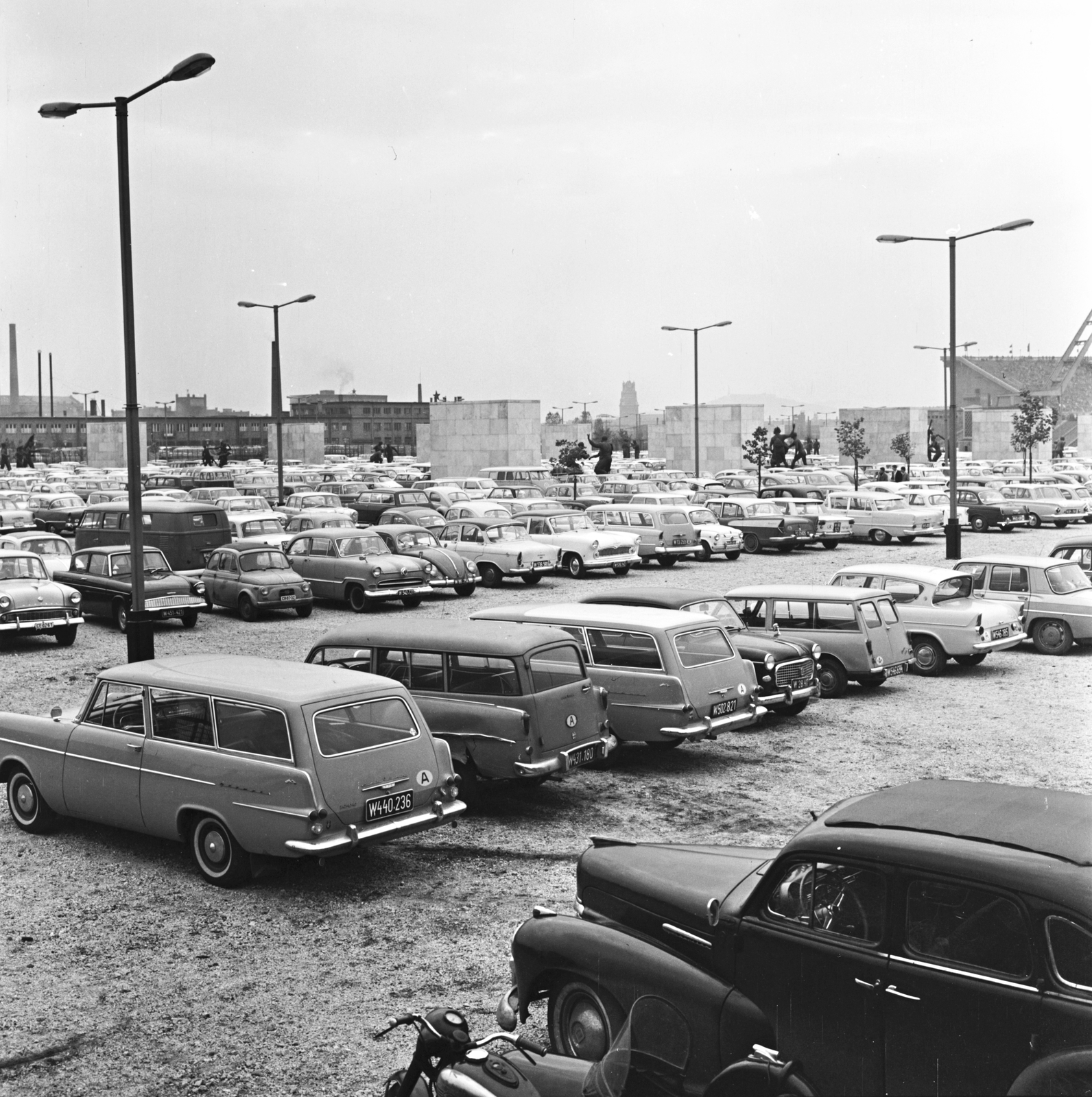 Hungary, Budapest XIV., a Magyarország - Ausztria (2:1) mérkőzés alkalmával, 1963. október 27-én, a Népstadion melletti szoborkertben kialakított parkoló., 1963, FŐMTERV, Budapest, untitled, Fortepan #251927