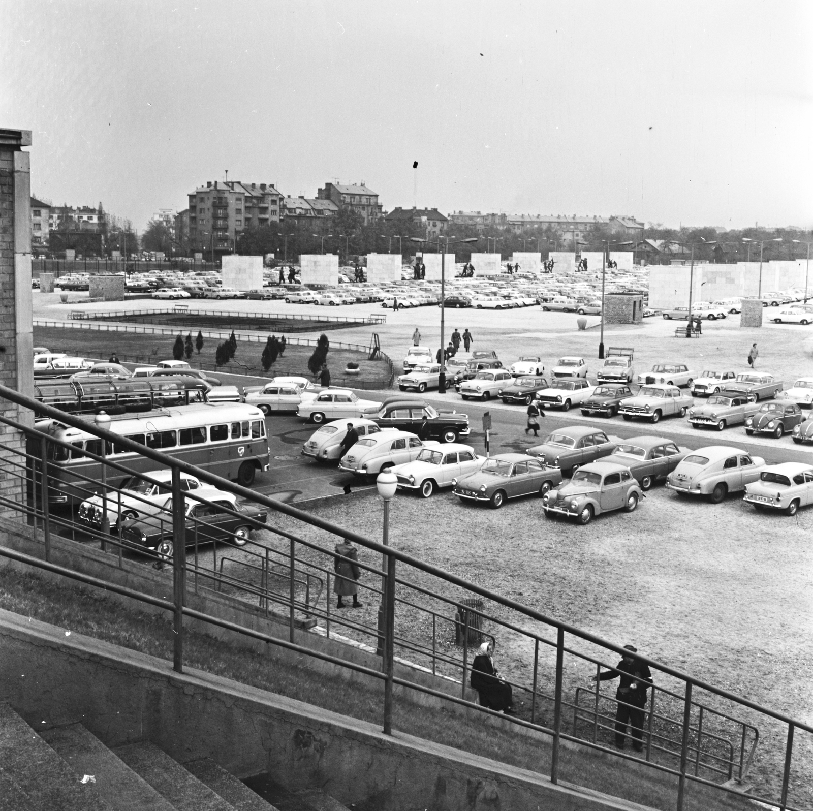 Hungary, Budapest XIV., a Magyarország - Ausztria (2:1) mérkőzés alkalmával, 1963. október 27-én, a Népstadion melletti szoborkertben kialakított parkoló., 1963, FŐMTERV, Budapest, Fortepan #251928