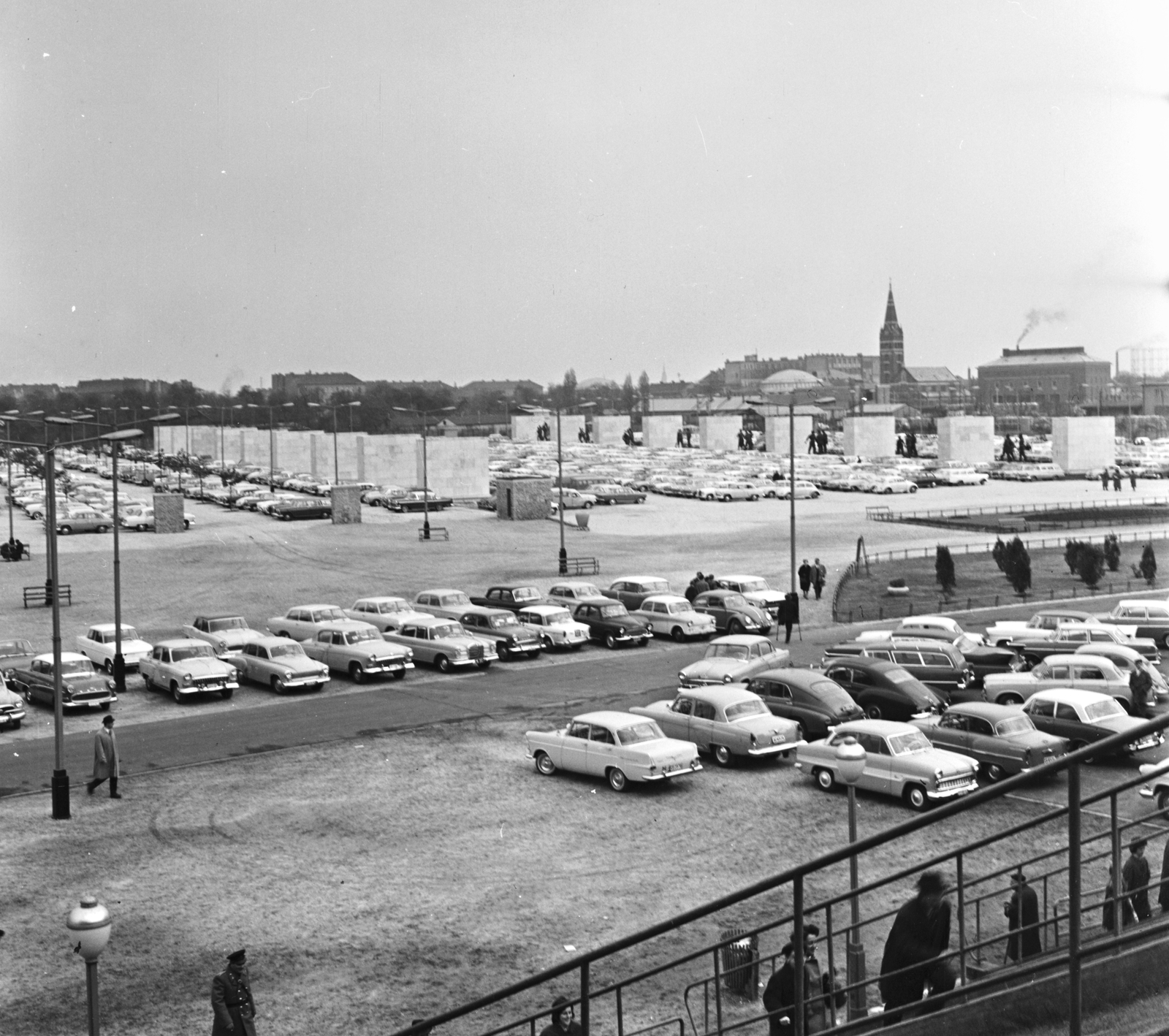 Magyarország, Budapest XIV., a Magyarország - Ausztria (2:1) mérkőzés alkalmával, 1963. október 27-én, a Népstadion melletti szoborkertben kialakított parkoló. Háttérben a Lisieux-i Szent Teréz-templom (Törökőri templom) tornya látszik., 1963, FŐMTERV, Domonkos Endre, Budapest, Fortepan #251929