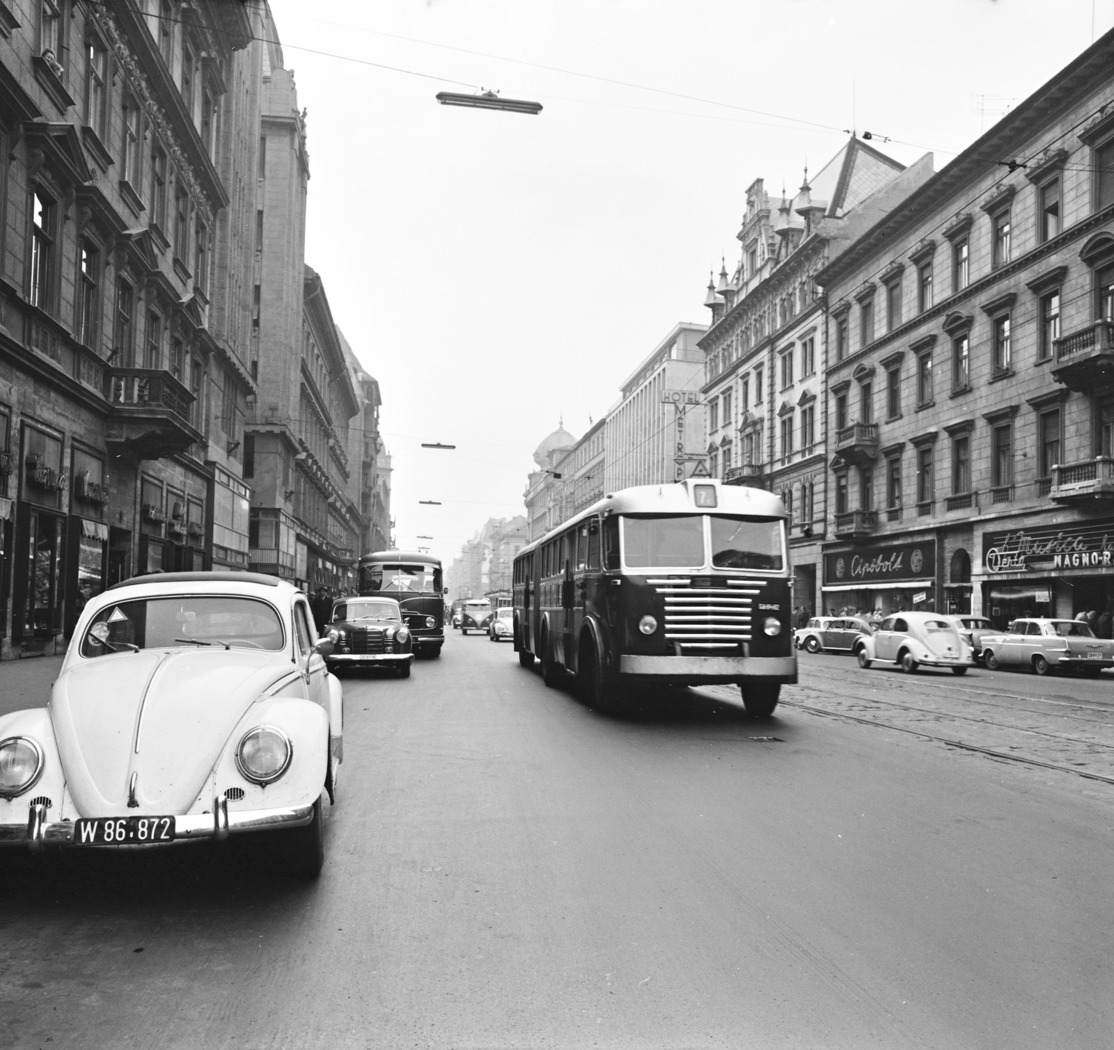 Hungary, Budapest VII.,Budapest VIII., Rákóczi út a Kiss József utcától a Nagykörút felé nézve., 1963, FŐMTERV, Budapest, Fortepan #251940