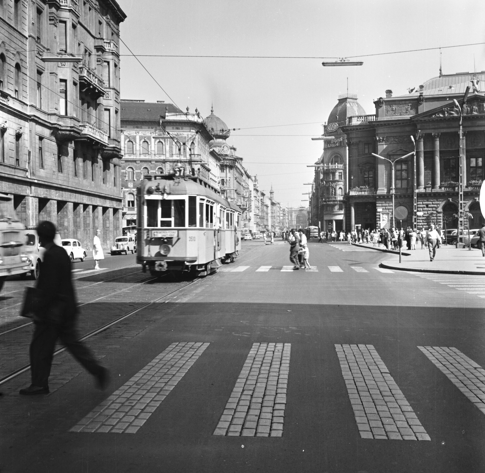 Hungary, Budapest VII.,Budapest VIII., Rákóczi út a Blaha Lujza térnél, jobbra a Nemzeti Színház., 1963, FŐMTERV, Budapest, Fortepan #251950