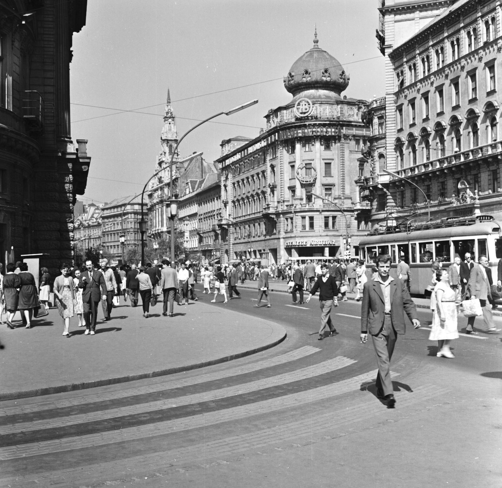 Hungary, Budapest VII.,Budapest VIII., Blaha Lujza tér, balra a Nemzeti Színház, szemben a Nagykörút - Rákóczi út kereszteződése., 1963, FŐMTERV, Budapest, Fortepan #251951