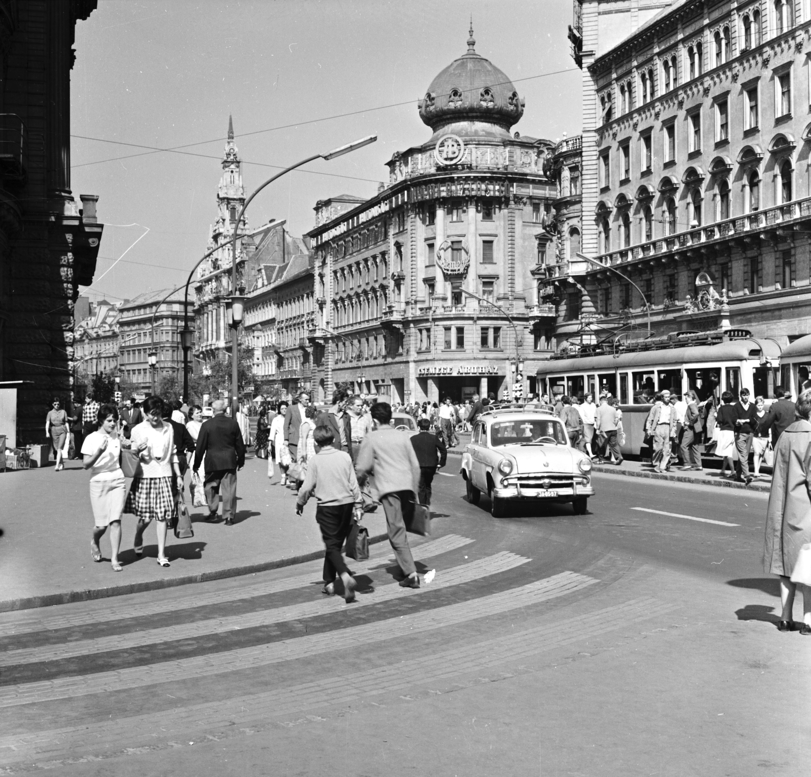Magyarország, Budapest VII.,Budapest VIII., Blaha Lujza tér, balra a Nemzeti Színház, szemben a Nagykörút - Rákóczi út kereszteződés., 1963, FŐMTERV, Domonkos Endre, Budapest, Moszkvics 407, Fortepan #251952