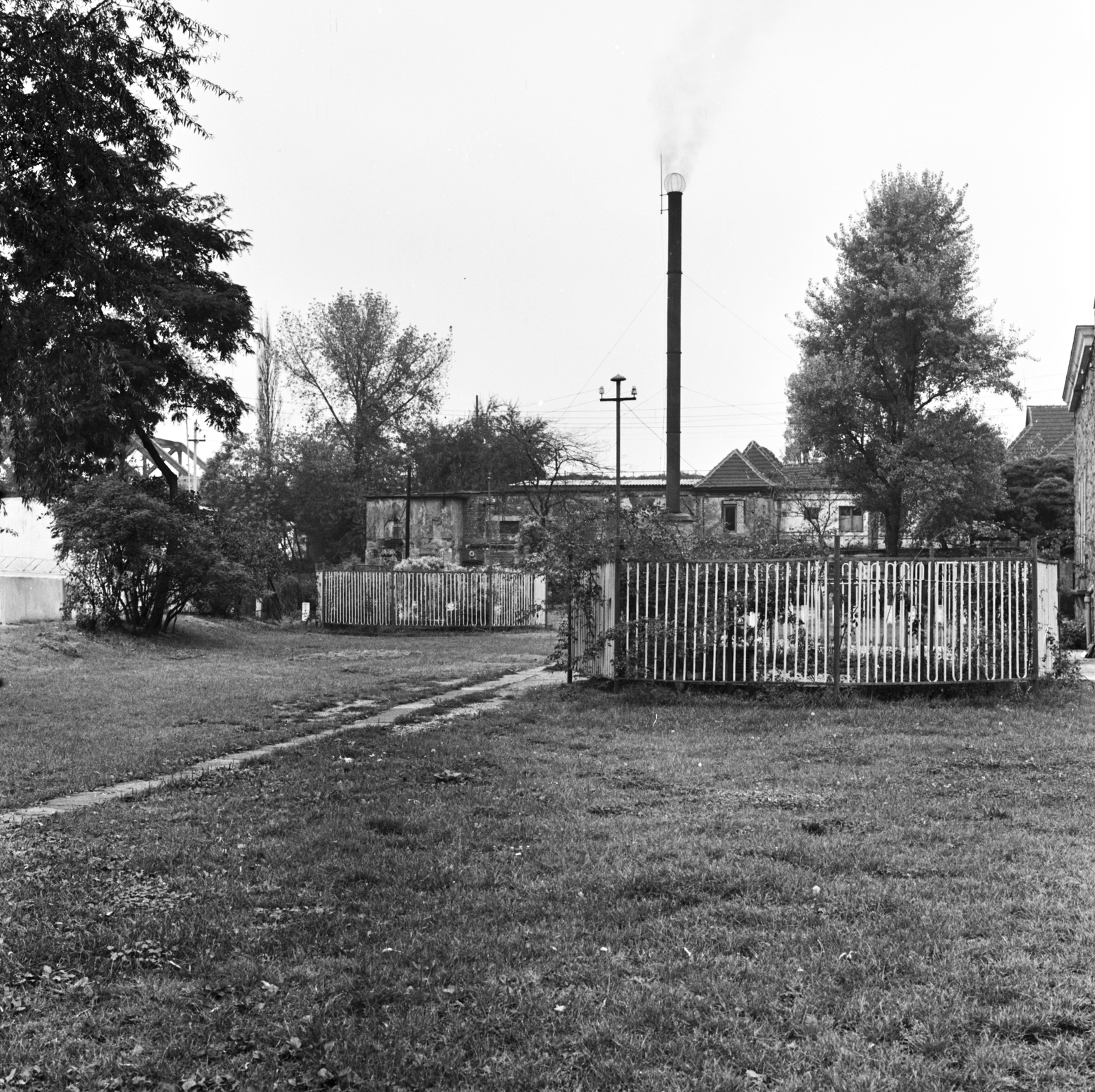 Hungary, Budapest XX., Vízisport utca 2., Pesterzsébeti Jódos-Sós Gyógy- és Strandfürdő. Háttérben a Gubacsi híd, előtérben a jódos kút., 1963, FŐMTERV, Budapest, Fortepan #251977
