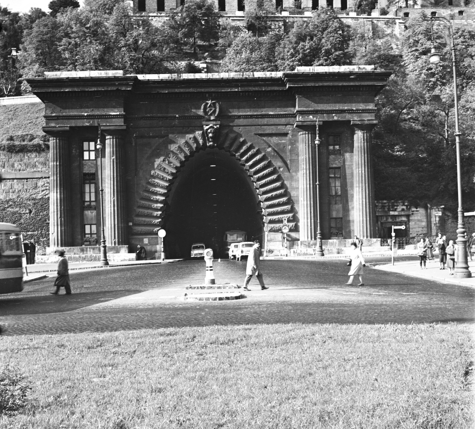 Hungary, Clark Ádám tér, szemben az Alagút., 1963, FŐMTERV, crest, tunnel, csibi lamp, Fortepan #251991