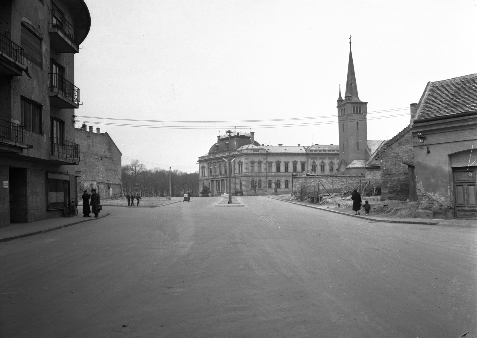 Magyarország, Székesfehérvár, Várkörút (Népköztársaság út), az Evangélikus templom és a Bíróság (korábban Törvényszék) épülete., 1960, UVATERV, templom, középület, neoromán építészet, Sándy Gyula-terv, Fortepan #2520