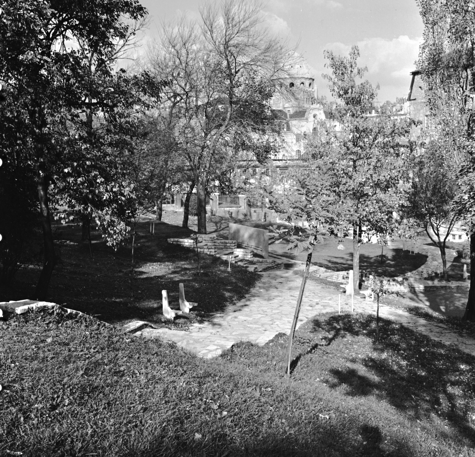 Hungary, Budapest XI., a Gellért Gyógyfürdő Kemenes utcai napozó­területe, háttérben az utca túloldalán a szálló épülettömbje, 1963, FŐMTERV, Budapest, Fortepan #252002