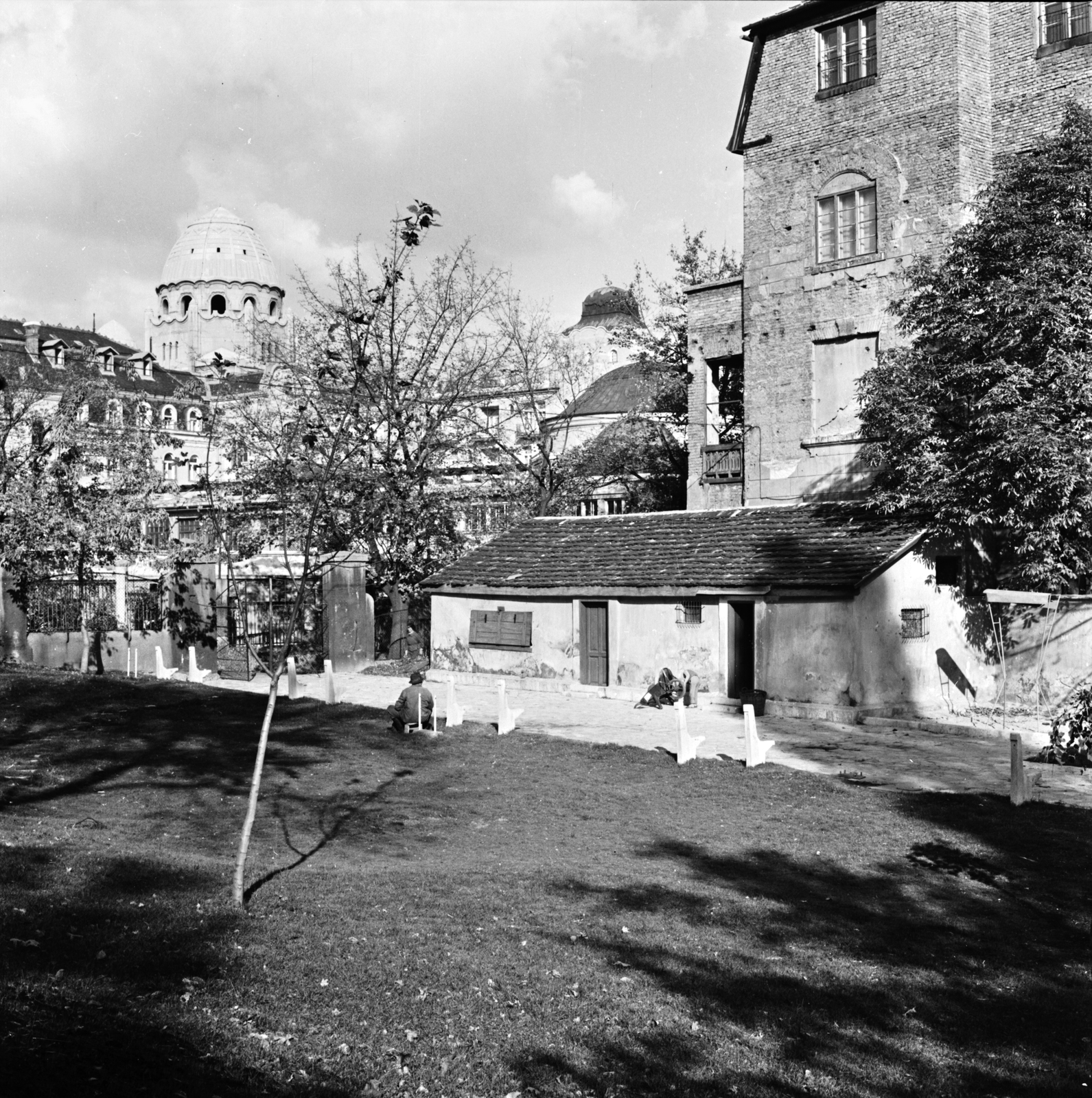 Magyarország, Budapest XI., a Gellért Gyógyfürdő Kemenes utcai napozó­területe, háttérben az utca túloldalán a szálló épülettömbje, 1963, FŐMTERV, Domonkos Endre, Budapest, Fortepan #252003