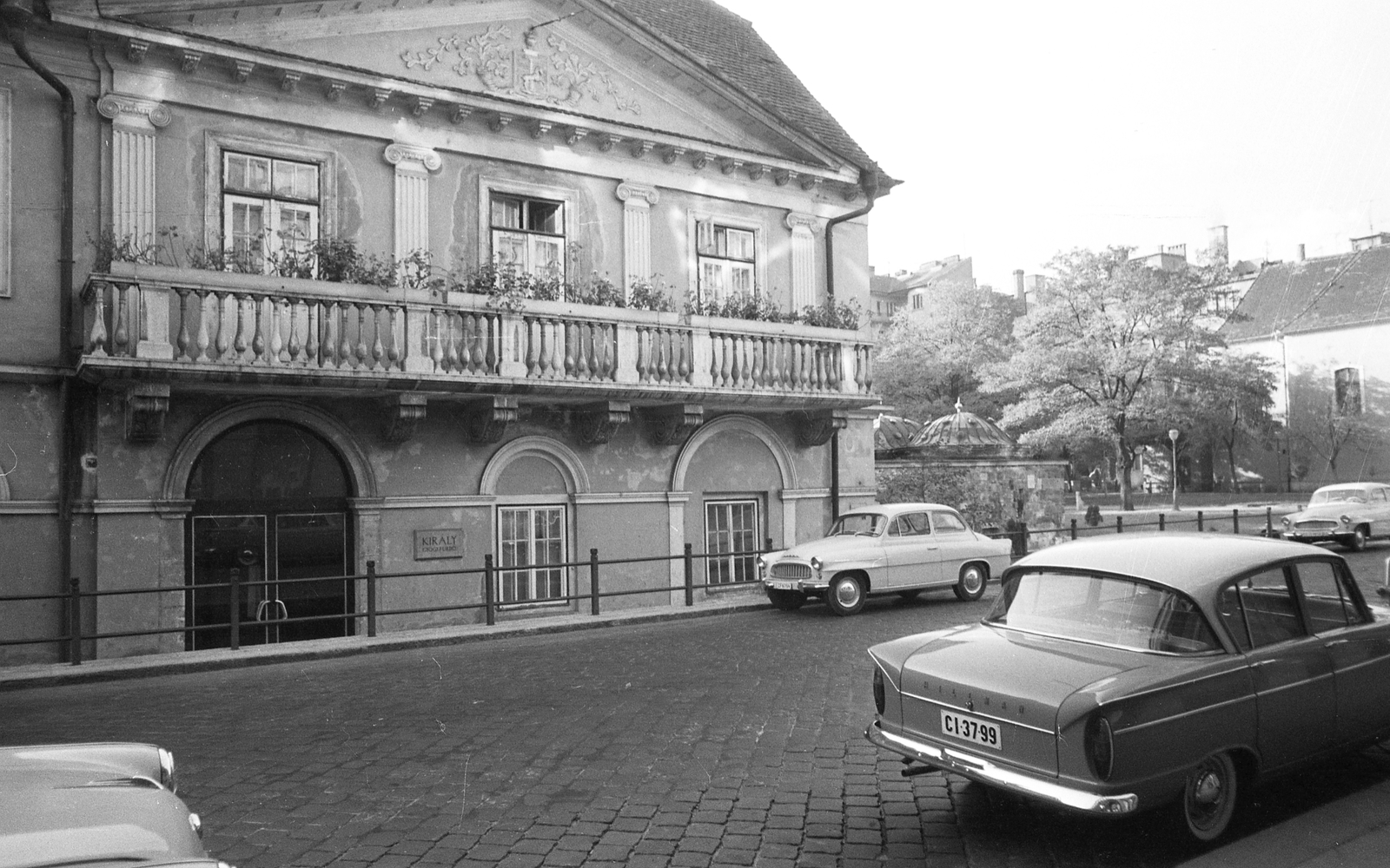 Hungary, Budapest II., Fő utca, Király fürdő., 1963, FŐMTERV, number plate, Budapest, Hillman-brand, Hillman Super Minx, Fortepan #252022