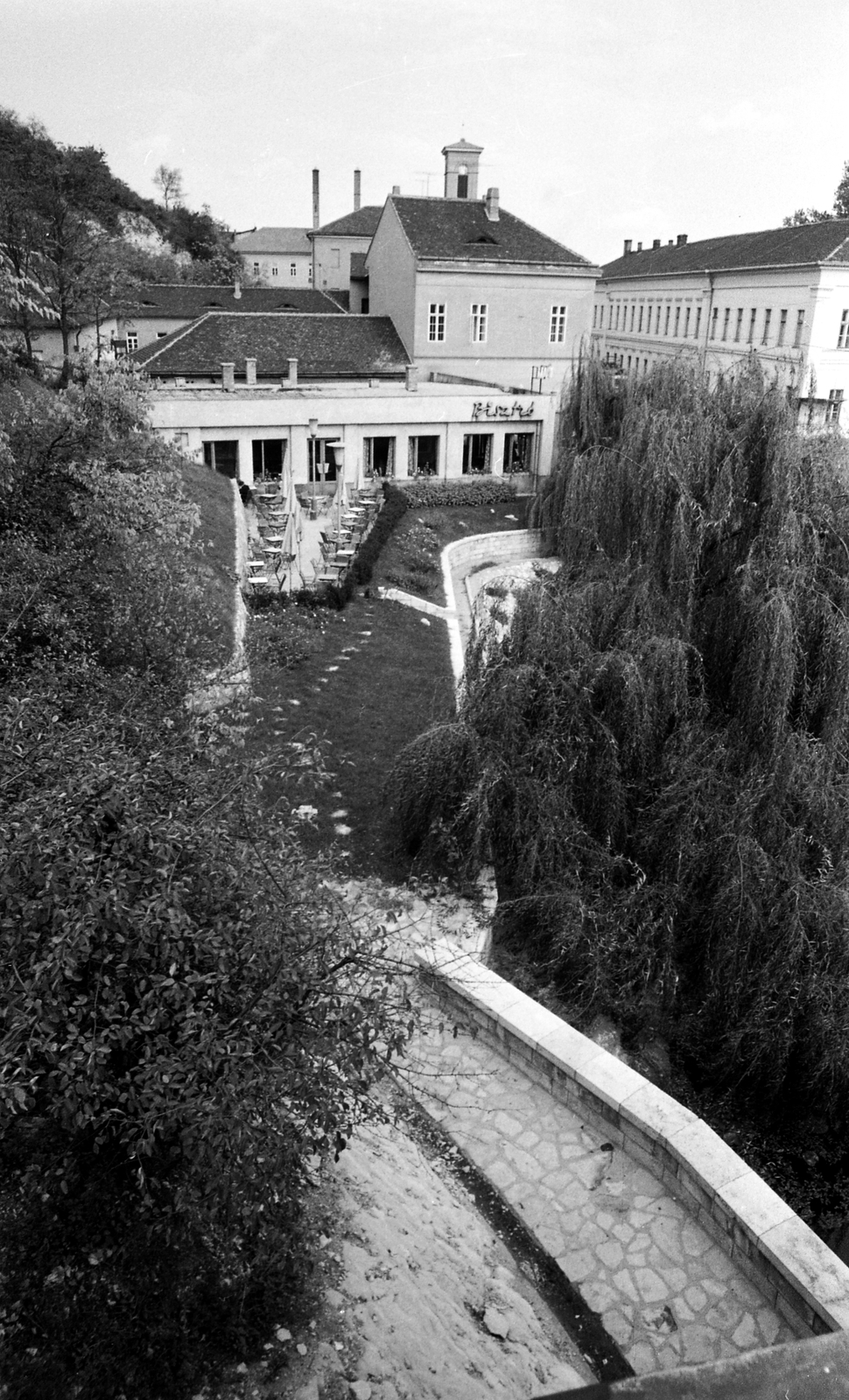 Hungary, Budapest II., Frankel Leó út, bisztró a Rózsadomb tövében kialakult Malom-tó partján. Az út túloldalán a Császár fürdő épülete., 1963, FŐMTERV, Budapest, Fortepan #252039