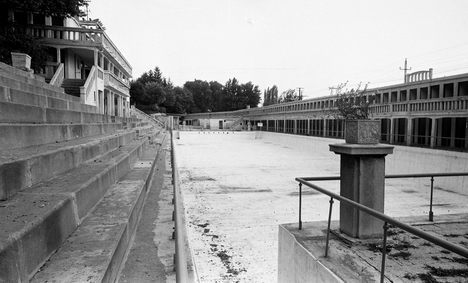 Hungary, Budapest III., Csillaghegyi strandfürdő., 1963, FŐMTERV, Budapest, flower box, changing cabin, Fortepan #252050