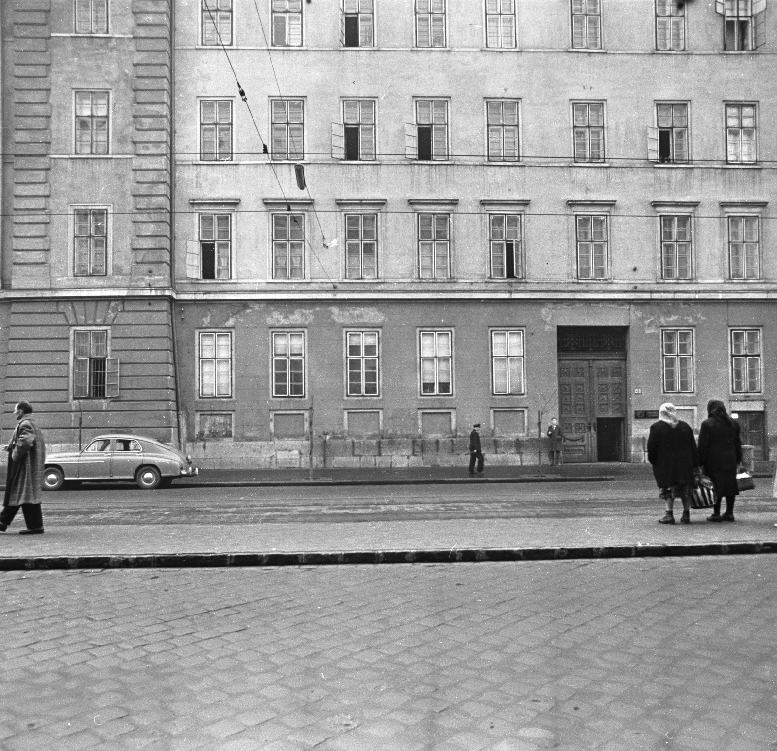 Hungary, Budapest IX., Üllői út, villamosmegálló a Nagykörútnál, szemben az egykori Kilián laktanya épülete., 1963, FŐMTERV, Budapest, Fortepan #252054