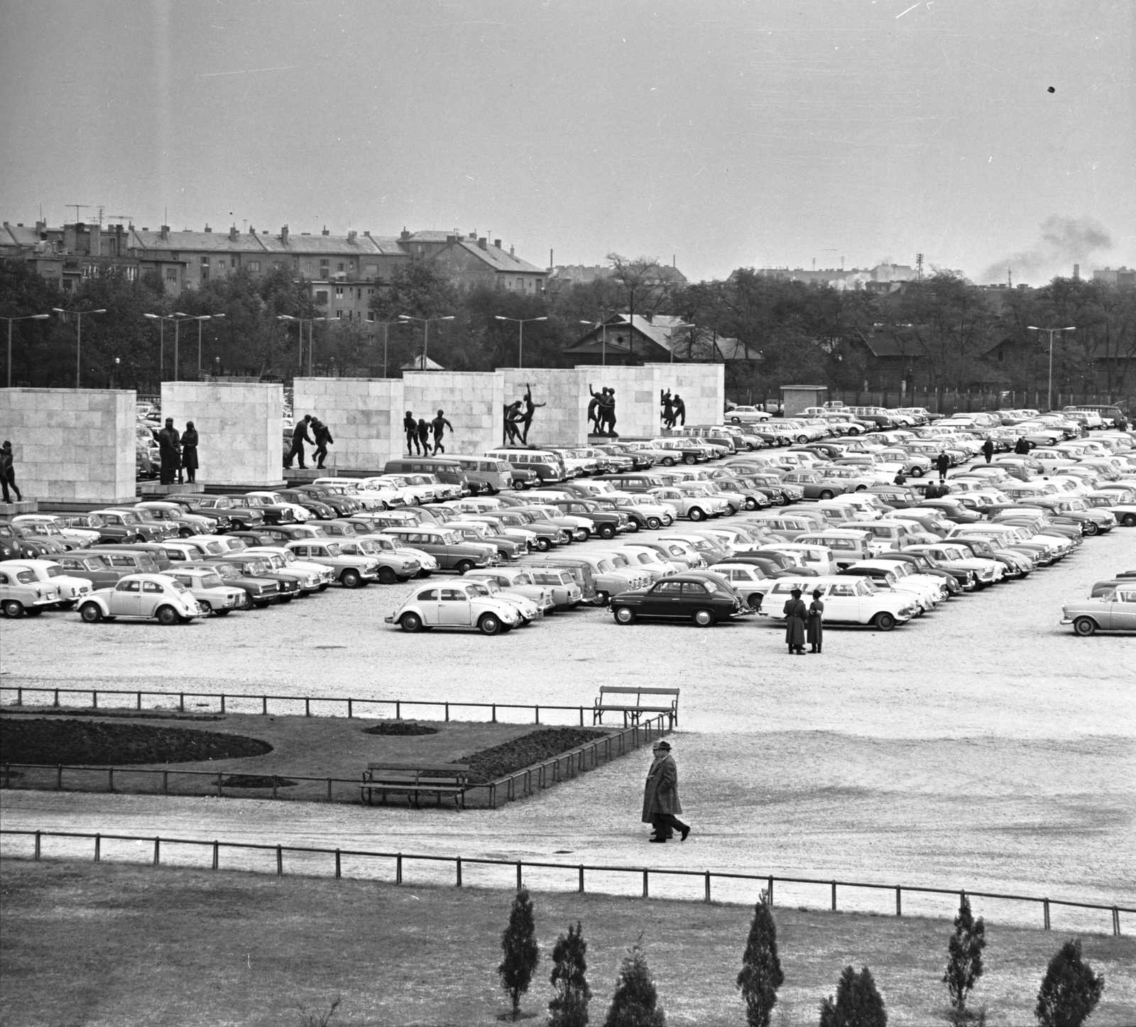 Hungary, Budapest XIV., a Népstadion melletti szoborkertben kialakított parkoló, a Magyarország - Ausztria (2:1) mérkőzés alkalmával, 1963. október 27-én., 1963, FŐMTERV, Budapest, Fortepan #252055