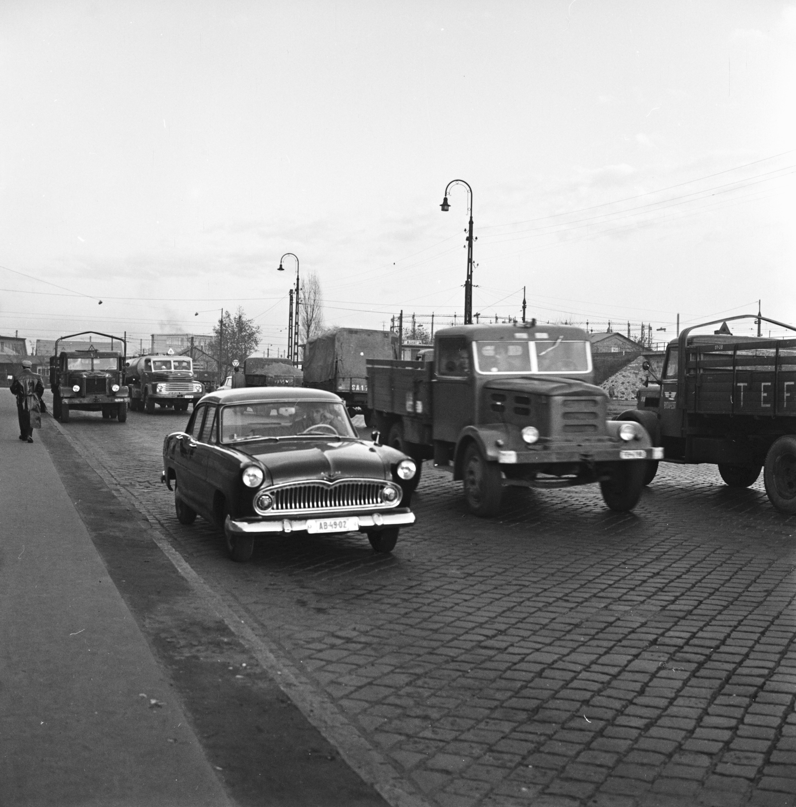 Magyarország, Budapest IX., Kvassay Jenő út, háttérben balra a Soroksári útnál a villamosvasút és a HÉV forgalmi-műszaki telepei, a Vágóhíd kocsiszín., 1963, FŐMTERV, Domonkos Endre, rendszám, Budapest, Simca-márka, Simca Ariane, Fortepan #252065