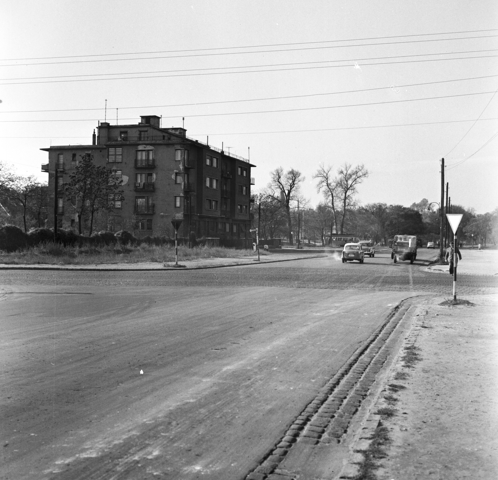 Magyarország, Budapest XIV., Kacsóh Pongrác út - Hungária körút kereszteződése. Balra a Kacsóh Pongrác út 7-es és 5-ös számú ikerház., 1963, FŐMTERV, Domonkos Endre, Budapest, Fortepan #252067