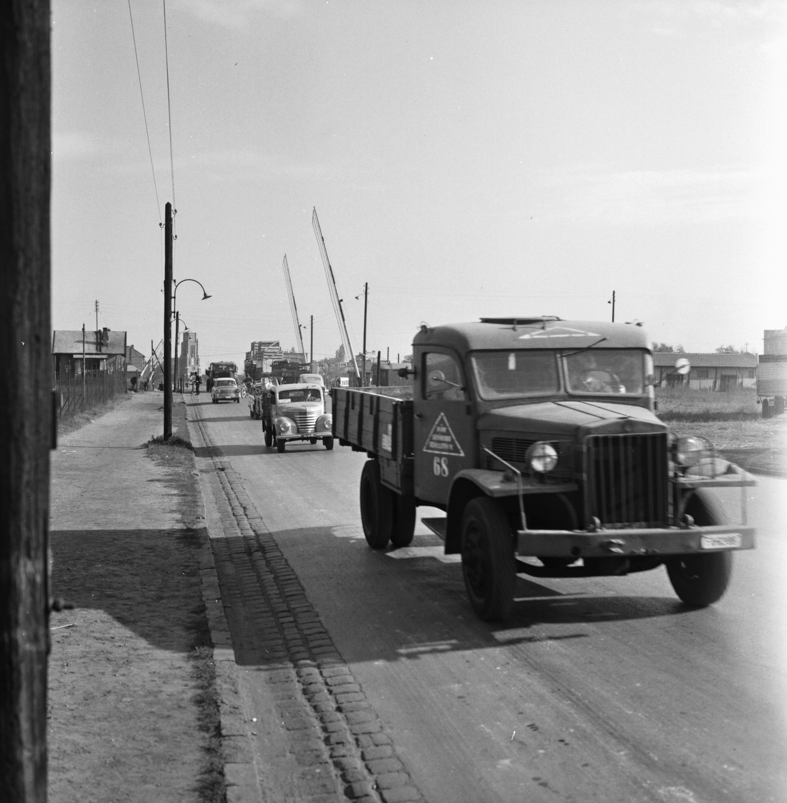 Hungary, Budapest XIV., Kacsóh Pongrác út a Hungária körút közelében, vasúti átjáró a Mexikói út felé. Távolban a Kassai téri Szentlélek-templom tornya látszik., 1963, FŐMTERV, Budapest, Fortepan #252068