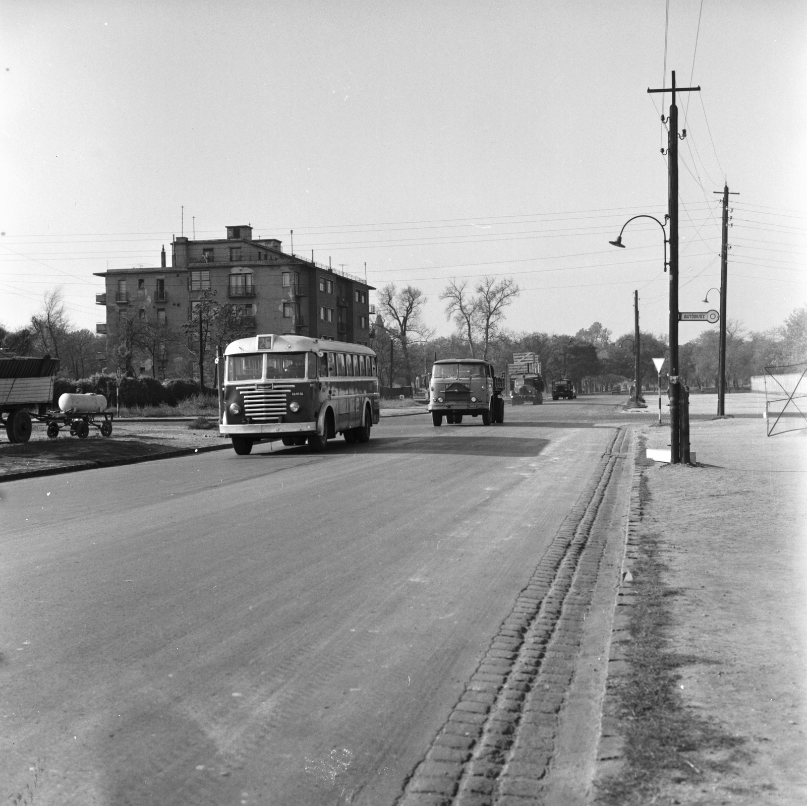 Hungary, Budapest XIV., Kacsóh Pongrác út - Hungária körúti kereszteződésnél. Balra a háttérben a Kacsóh Pongrác út 7-es és 5-ös számú ikerház., 1963, FŐMTERV, Budapest, Fortepan #252069