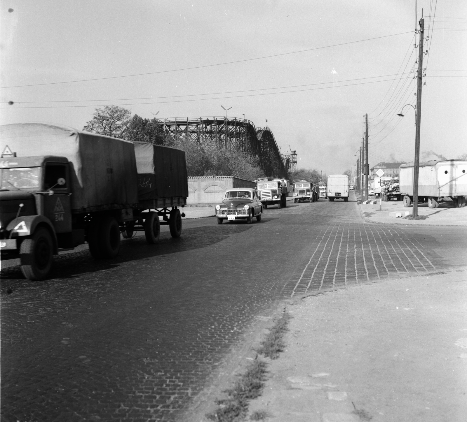 Hungary, Budapest XIV., Hungária körút a Kacsóh Pongrác úti kereszteződésnél. Balra a Hullámvasút a Vidámparkban., 1963, FŐMTERV, Budapest, Fortepan #252070