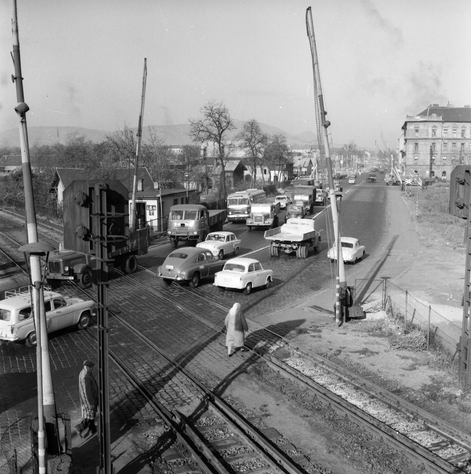 Magyarország, Budapest XIV.,Budapest XIII., Hungária körút, szemben a Róbert Károly körút sarkán a Szent László út (Mautner Sándor utca) 2. számú ház látszik., 1963, FŐMTERV, Domonkos Endre, GAZ M20 Pobjeda, Moszkvics 423, Moszkvics 407, Wartburg 311/312, Csepel D-420, Csepel D-700, Budapest, autóbusz, Fortepan #252074