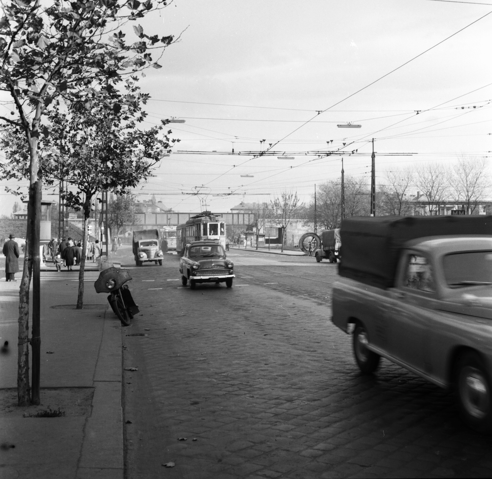 Hungary, Budapest XIV., Thököly út, a Hungária körút kereszteződős közelében, szemben a ceglédi vasútvonal felüljárója., 1963, FŐMTERV, Framo-brand, Budapest, FSO Warszawa 204P, Fortepan #252078