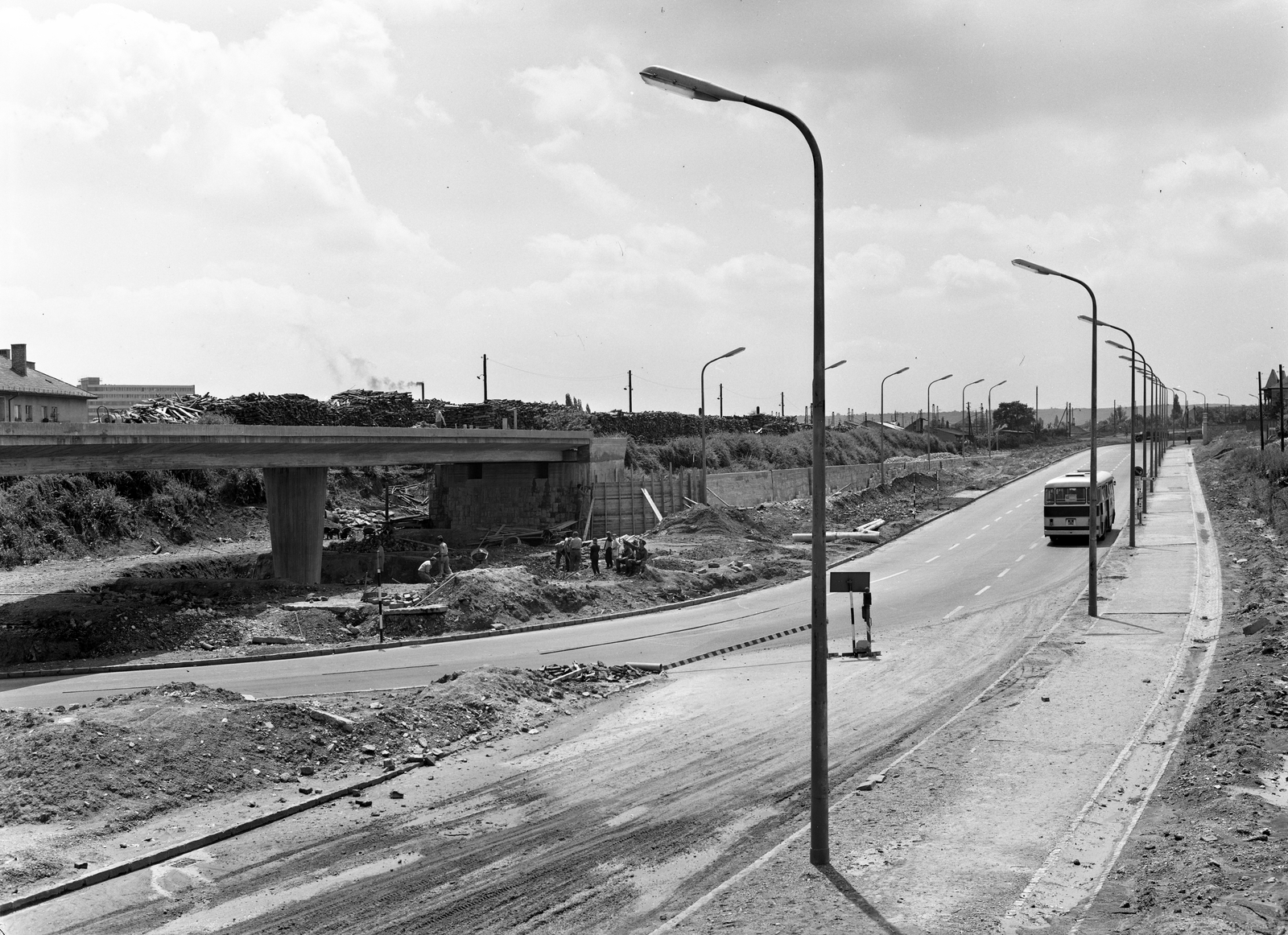 Hungary, Budapest XI., Budaörsi út, balra a Nagyszőlős út felett az épülő közúti felüljáró látható., 1965, FŐMTERV, Budapest, bus, highway, construction, Fortepan #252081