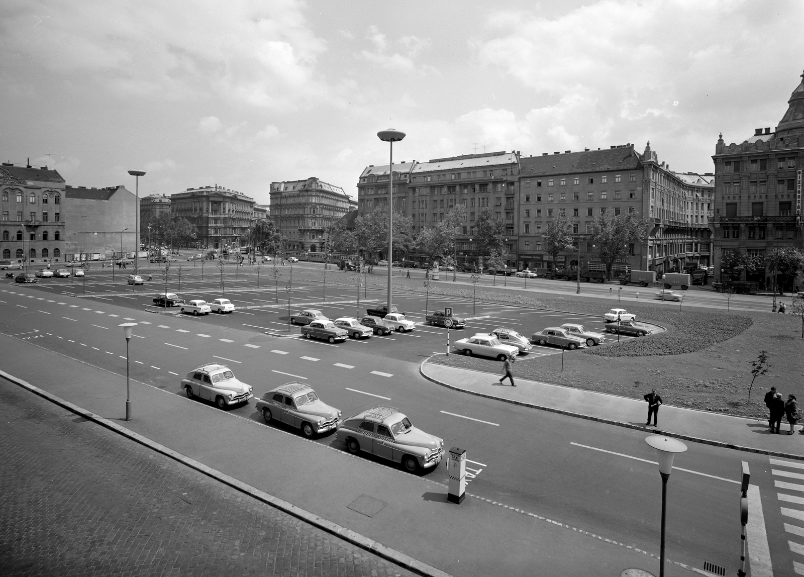 Hungary, Budapest V.,Budapest VI., Erzsébet (Engels) tér, parkoló a MÁVAUT autóbusz-pályaudvar előtt. Szemben a Bajcsy-Zsilinszky út Andrássy út (Népköztársaság útja) - Anker köz közötti házsora., 1965, FŐMTERV, Budapest, taxicab, taxicab stand, car park, Fortepan #252083