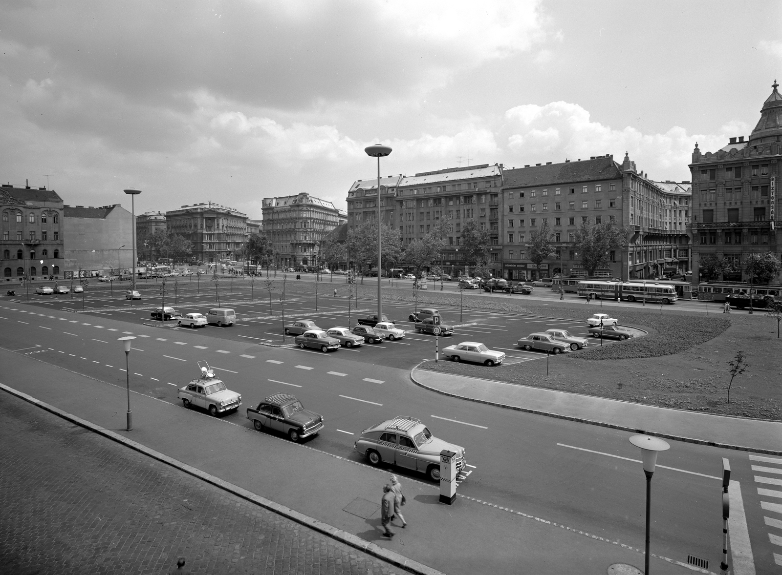 Magyarország, Budapest V., Erzsébet (Engels) tér, parkoló a MÁVAUT autóbusz-pályaudvar előtt. Szemben a Bajcsy-Zsilinszky út Andrássy út (Népköztársaság útja) - Anker köz közötti házsora., 1965, FŐMTERV, Domonkos Endre, Budapest, csuklós busz, taxi, taxiállomás, parkoló, Fortepan #252085