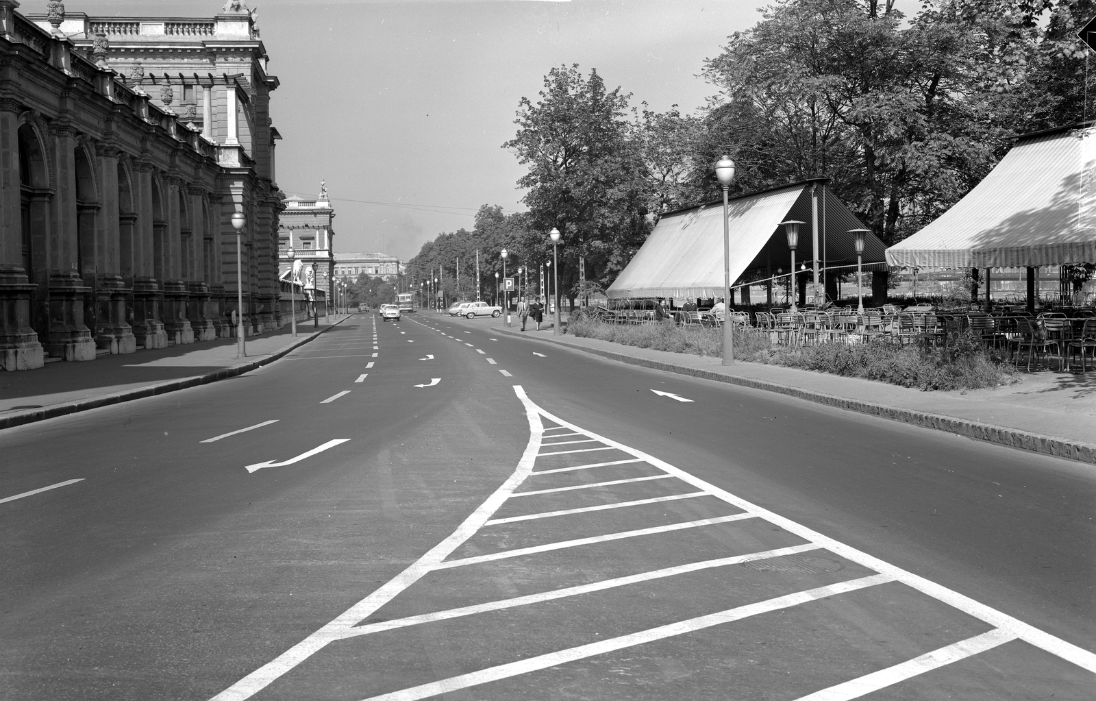 Magyarország, Budapest I., Ybl Miklós tér, balra a Várkert Bazár., 1965, FŐMTERV, Domonkos Endre, Budapest, napellenző, kerthelyiség, Fortepan #252088