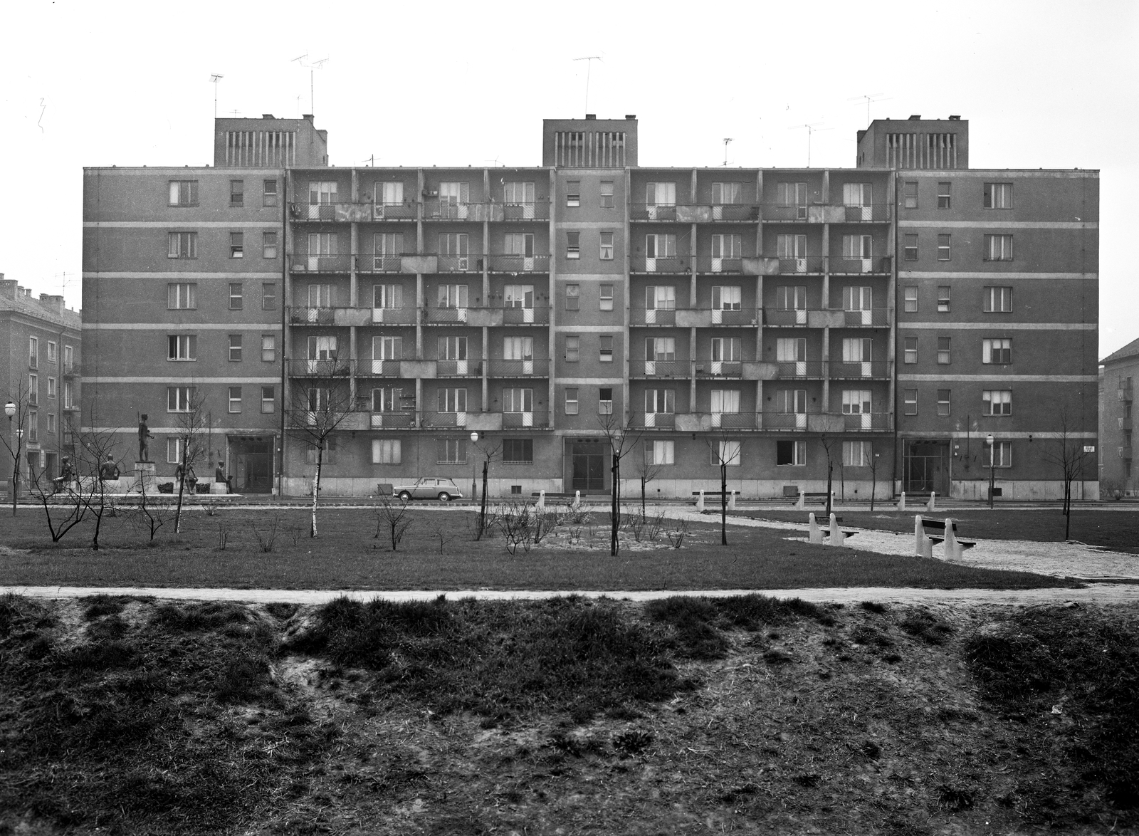 Magyarország, Budapest XIII., Tahi utca, a 22-26. számú háztömb előtt Vedres Márk szobrászművész alkotása a Béke-kút (1961)., 1966, FŐMTERV, Domonkos Endre, Budapest, Fortepan #252095