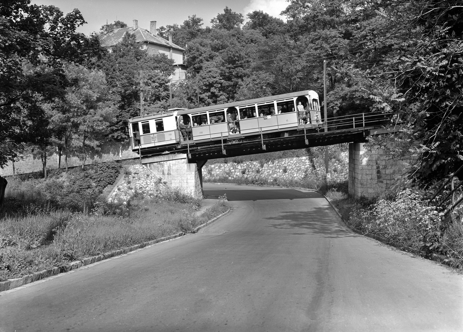 Hungary, Budapest XII., a Fogaskerekű a Béla király út feletti hídon halad át. Háttérben az Istenhegyi út mellett álló házak látszanak., 1966, FŐMTERV, funicular train, Budapest, Fortepan #252097