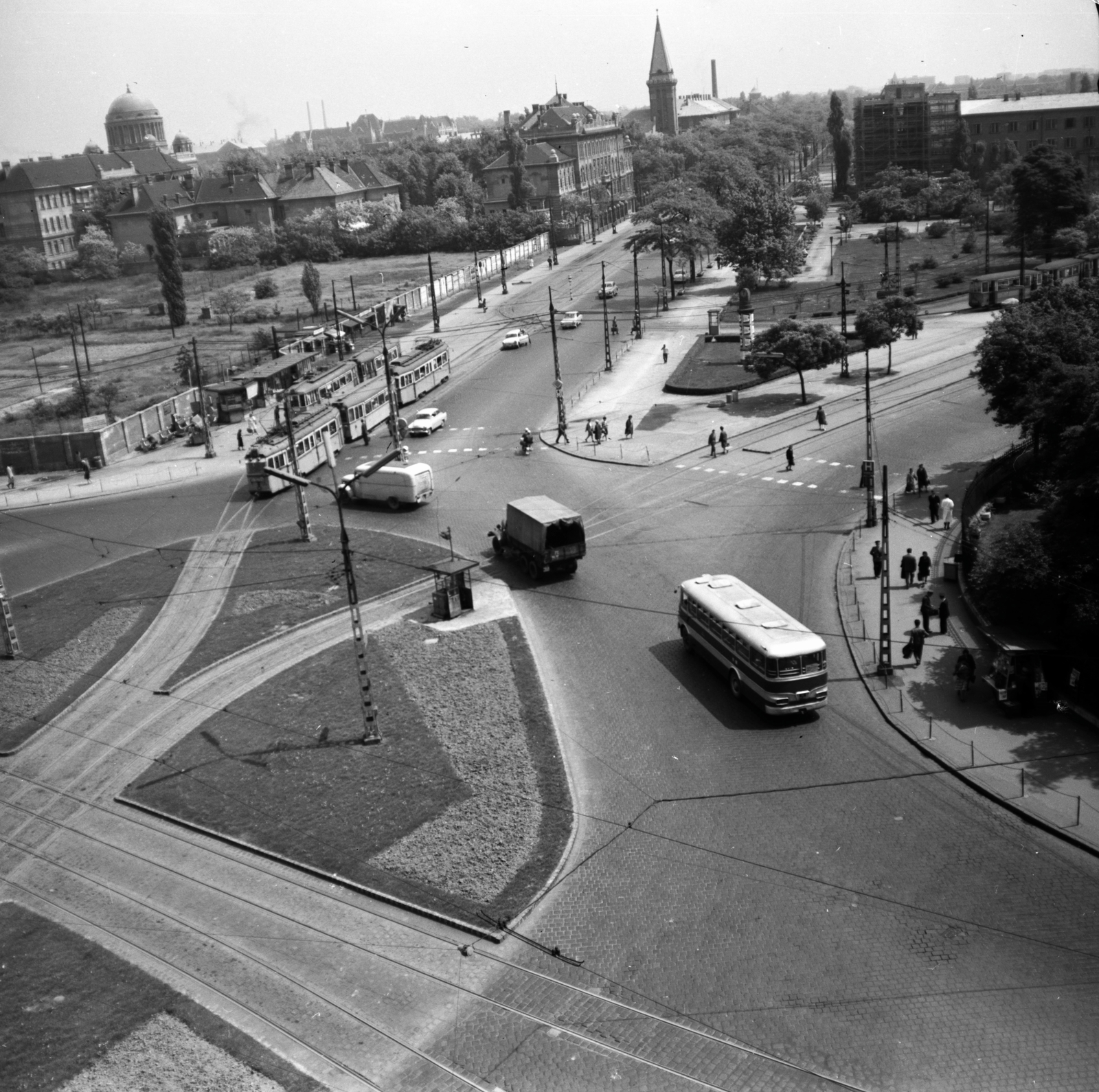 Hungary, Budapest VIII.,Budapest IX., Nagyvárad tér, balra a Magyarok Nagyasszonya (Rezső) téri templom, jobbra az Üllői út mentén a Nagyvárad téri református templom., 1966, FŐMTERV, Budapest, Fortepan #252099