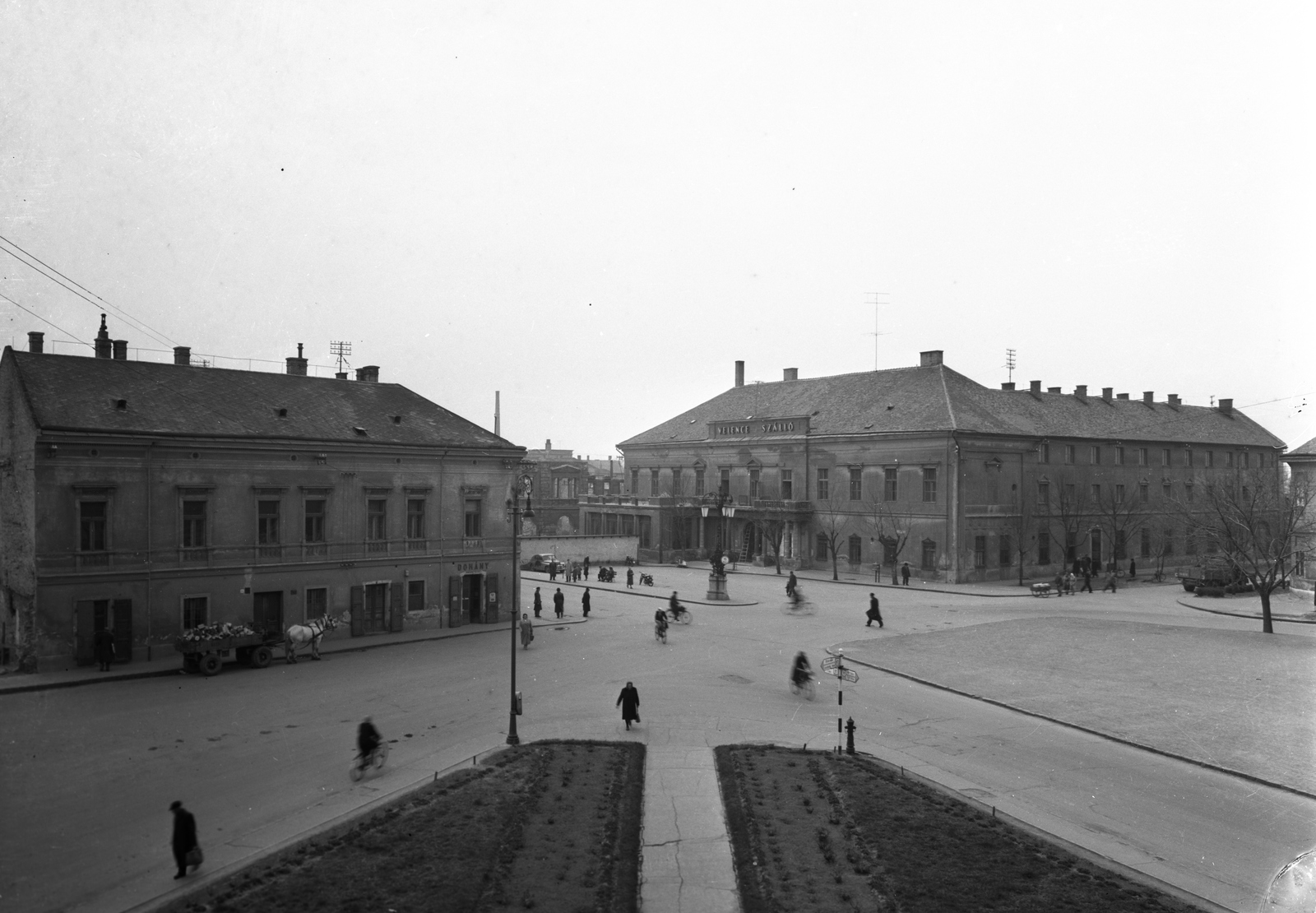 Hungary, Székesfehérvár, kilátás a Bíróság (korábban Törvényszék) épületéből, jobbra a Zichy liget (Dózsa György tér), balra a Szekfű Ferenc (Engels Frigyes) utca, szemben a Fő (Március 15.) utca torkolata és a Magyar Király (ekkor Velence) szálló., 1960, UVATERV, horse, Horse-drawn carriage, square, street view, hotel, coach, Fortepan #2521
