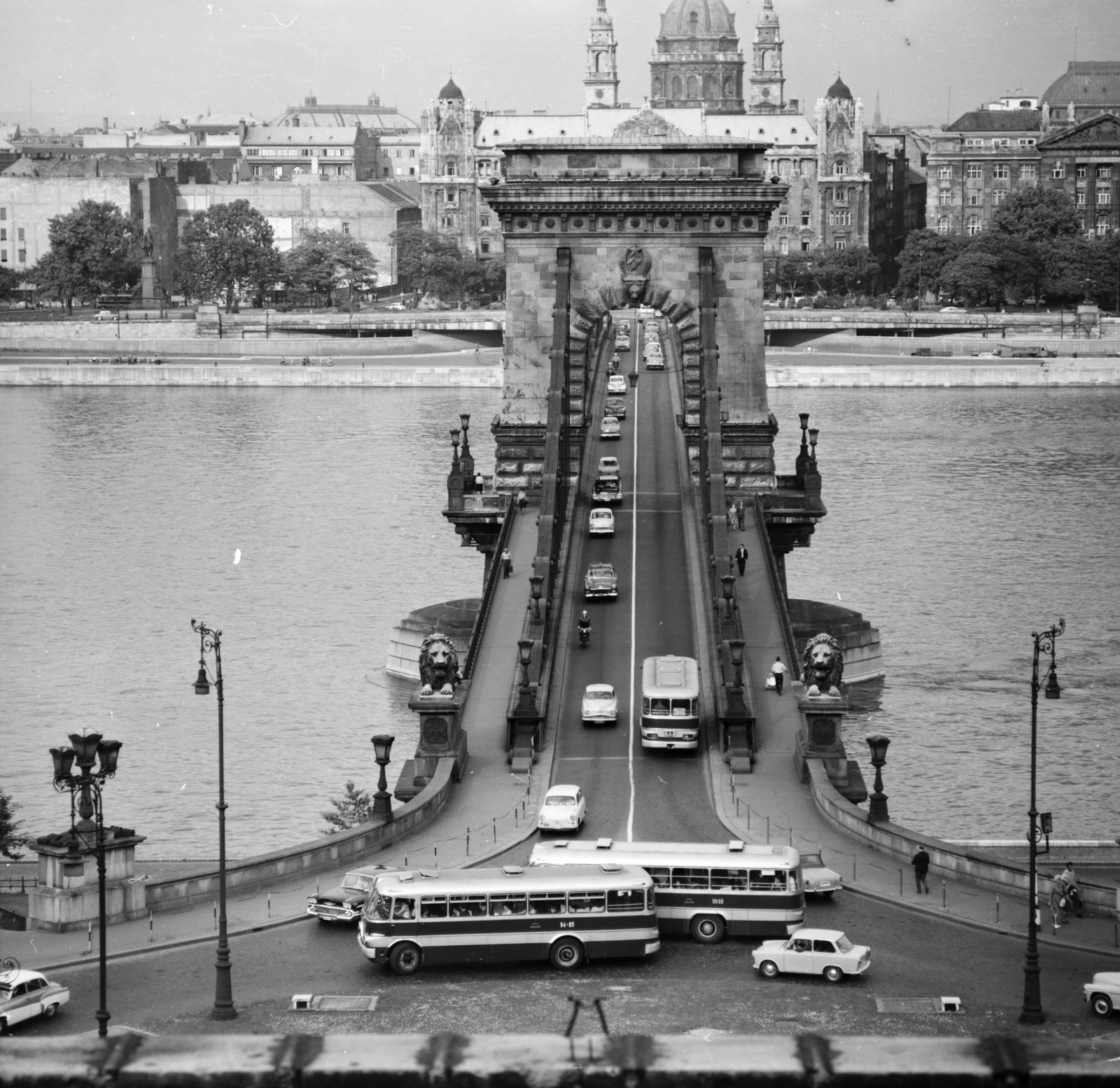 Magyarország, Budapest I.,Budapest V., kilátás az Alagút feletti sétányról a Clark Ádám tér, a Széchenyi Lánchíd és a Bazilika felé., 1966, FŐMTERV, Domonkos Endre, Budapest, Fortepan #252102