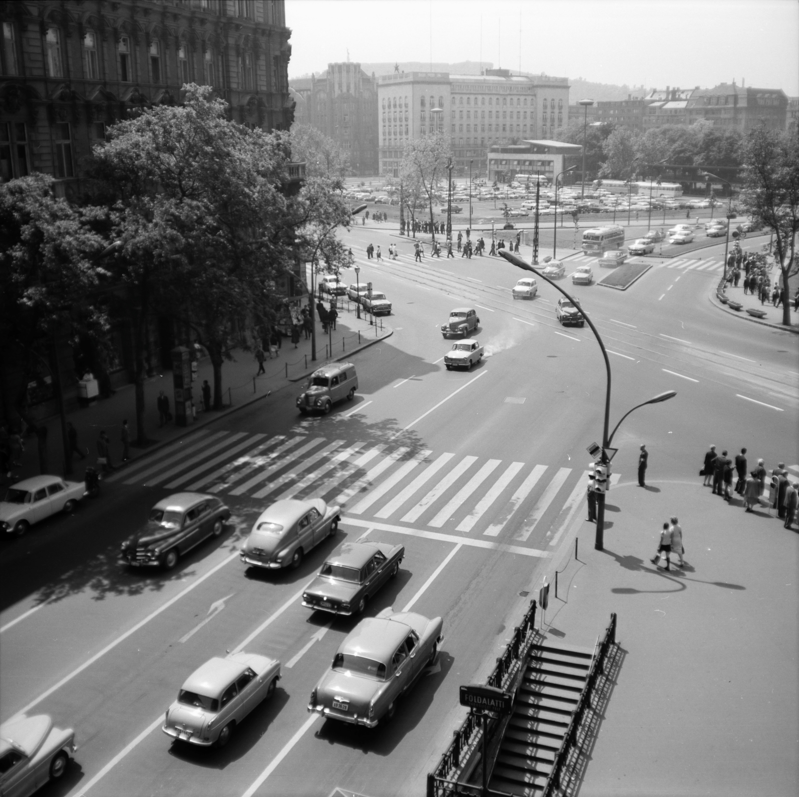 Hungary, Budapest V.,Budapest VI., Andrássy út (Népköztársaság útja) a Bajcsy-Zsilinszky úti kereszuteződésnél, távolabb az Erzsébet (Engels) tér., 1966, FŐMTERV, Budapest, crosswalk, underground railway, Fortepan #252103