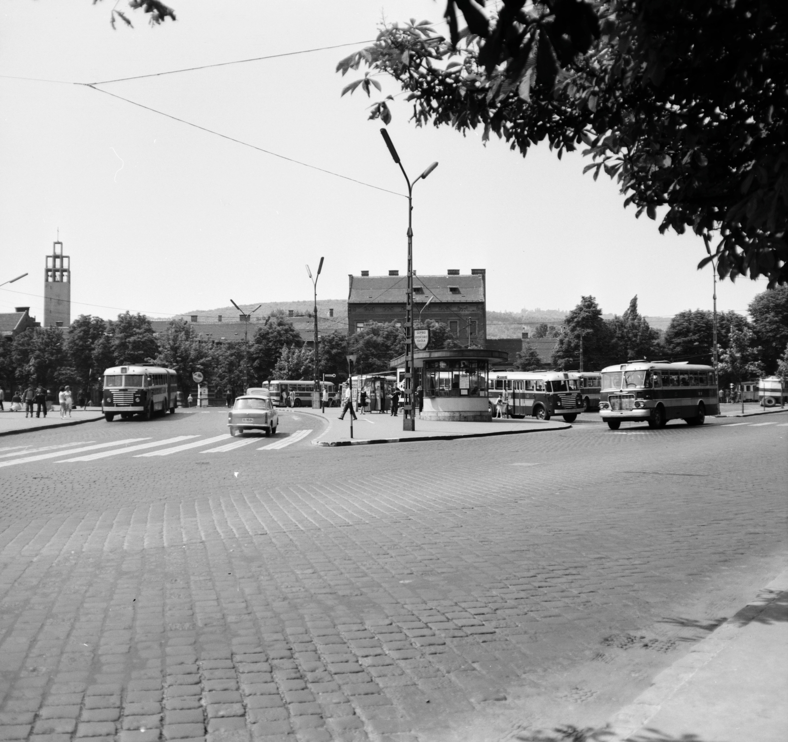 Hungary, Budapest II.,Budapest XII., Széll Kálmán (Moszkva) tér, háttérben balra a városmajori Jézus Szíve-templom tornya., 1966, FŐMTERV, Budapest, Fortepan #252113